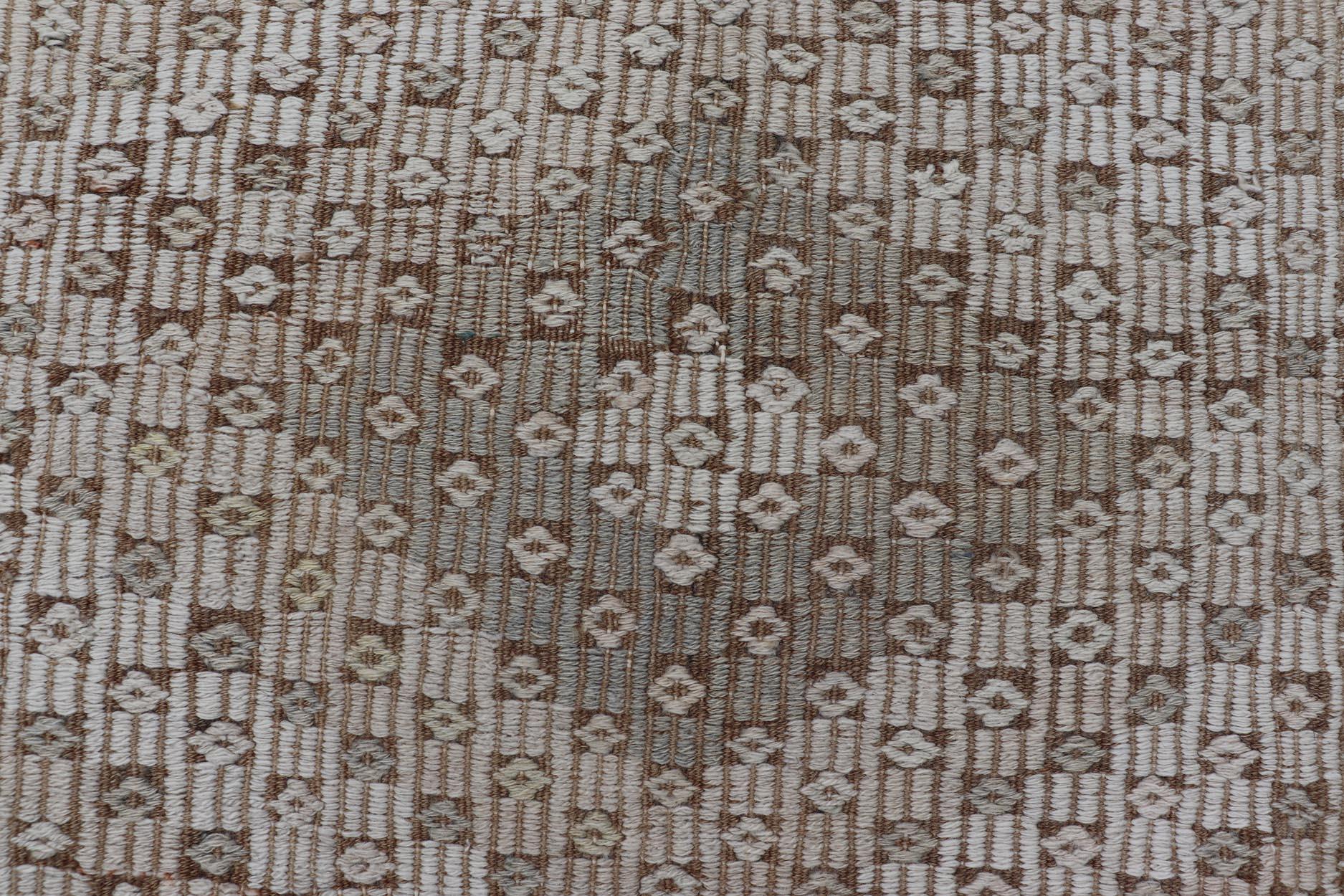 Türkischer Galerie-Läufer aus Kelim mit geometrischem Muster in Elfenbein und Taupe 6'4 x 11' im Angebot 1