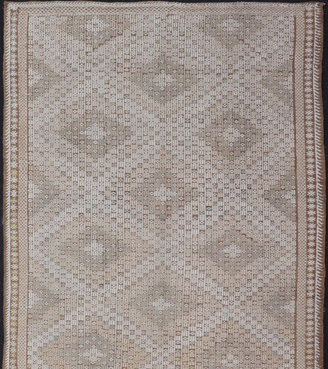 Türkischer Galerie-Läufer aus Kelim mit geometrischem Muster in Elfenbein und Taupe 6'4 x 11' im Angebot 2
