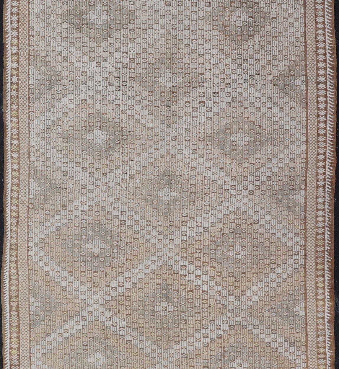 Türkischer Galerie-Läufer aus Kelim mit geometrischem Muster in Elfenbein und Taupe 6'4 x 11' im Angebot 3