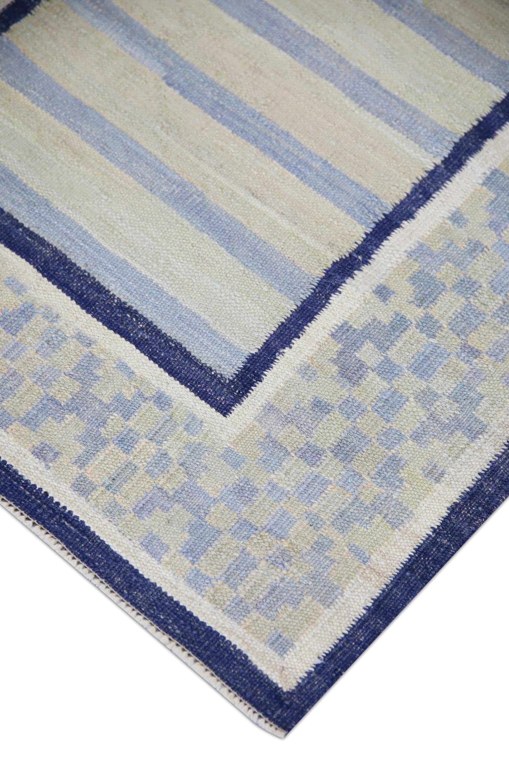Añade elegancia y versatilidad a tu hogar con la Alfombra de lana verde y azul de diseño geométrico, de 3' x 12'. Esta obra maestra del Kilim turco está meticulosamente tejida a mano por hábiles artesanos, y encarna una rica herencia cultural