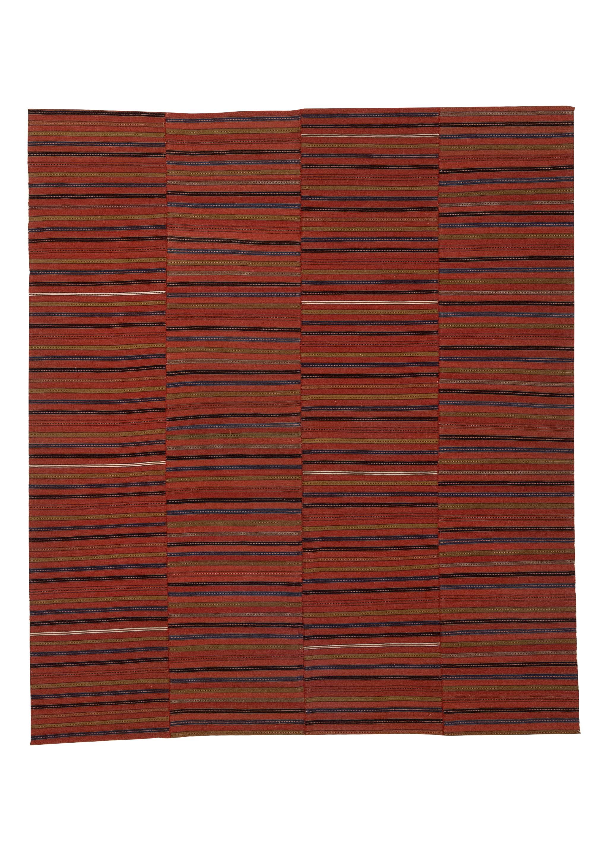Dies ist ein Vintage-Kilim-Teppich um 1900. Dieser Teppich ist aufgrund der Kompliziertheit von Muster und Farbe wunderschön. Sehr feinmaschig.

Kelims sind florfreie Textilien, die häufig mit Hilfe von Flachwebtechniken hergestellt werden. Das Wort