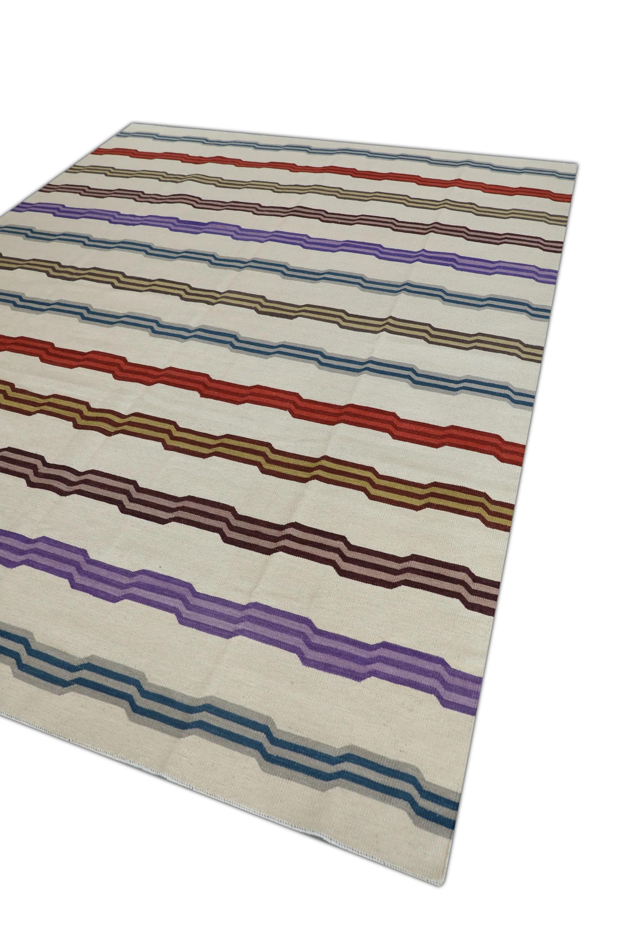 Questo tappeto kilim turco a trama piatta dell'inizio del XXI secolo è un vibrante capolavoro di artigianato tradizionale. Meticolosamente tessuto a mano da abili artigiani che utilizzano tecniche tramandate da generazioni, questo tappeto mostra