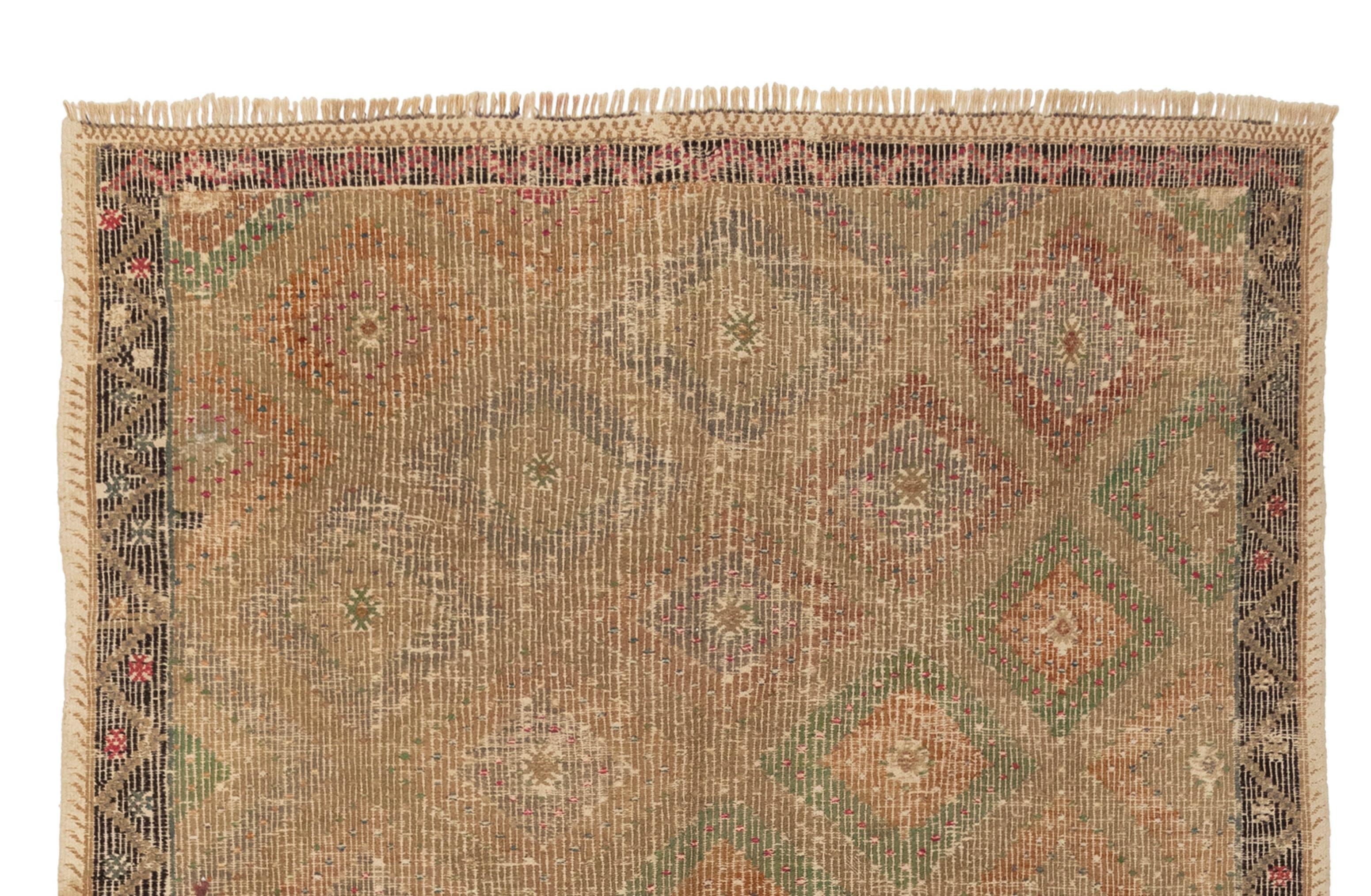 Der türkische Vintage-Kelim mit Schachbrettmuster ist ein wunderschönes Stück Textilkunst, das Charme und Charakter ausstrahlt. Dieser besondere Kelim besticht durch seine schönen Farben und das zeitlose Schachbrettmuster, das seine Oberfläche
