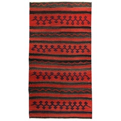 Tapis turc Kilim à rayures rouges, noires et tribales en bleu marine