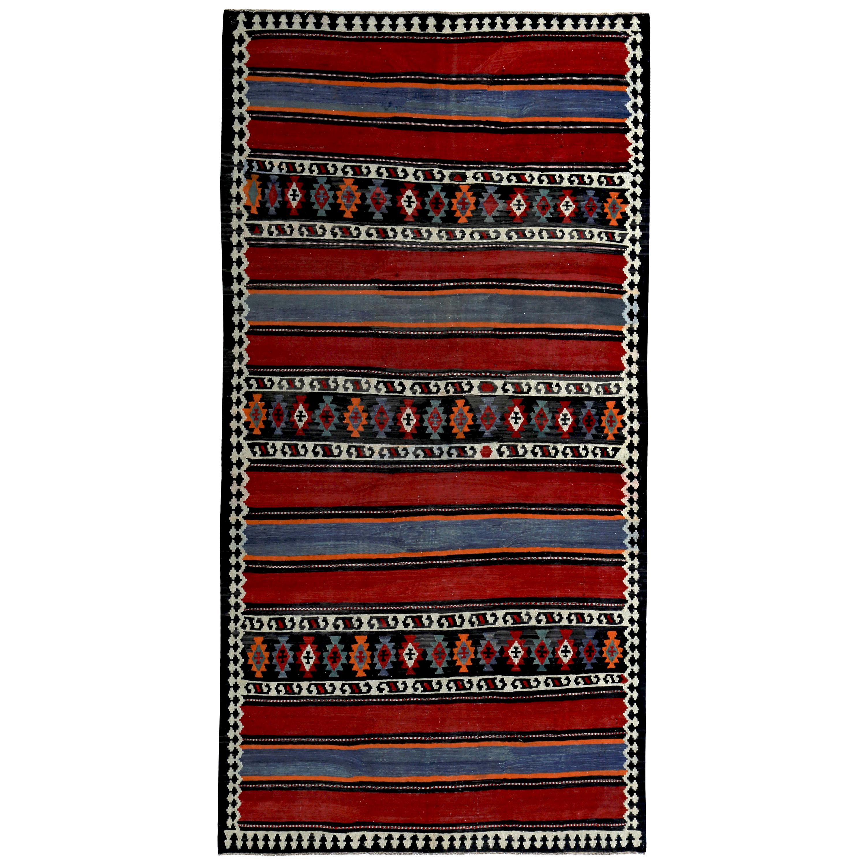Tapis Kilim turc à rayures tribales rouges, blanches et marines sur fond noir en vente