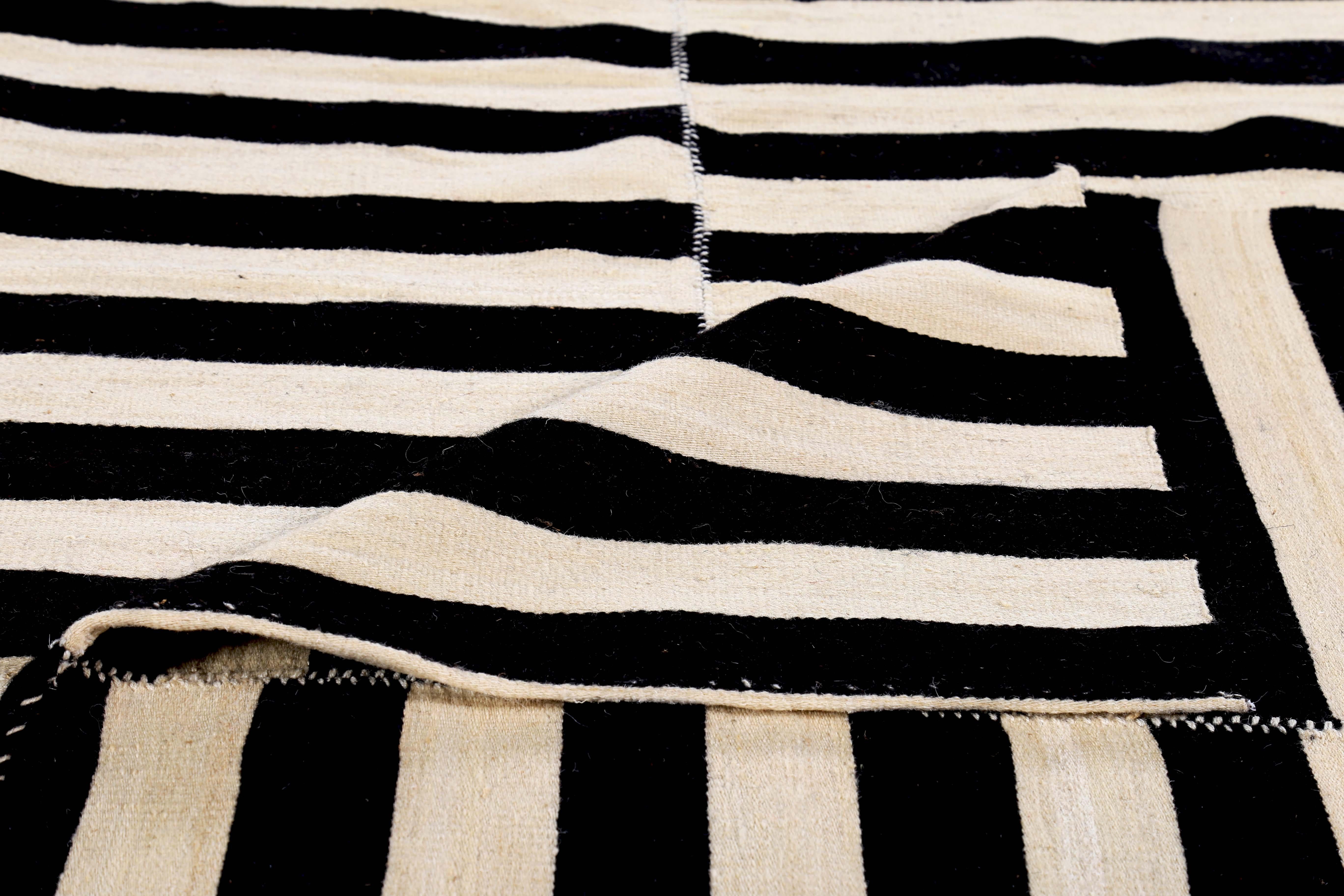 Türkischer Kelim-Teppich mit schwarzen Streifen auf elfenbeinfarbenem Feld (Handgewebt) im Angebot