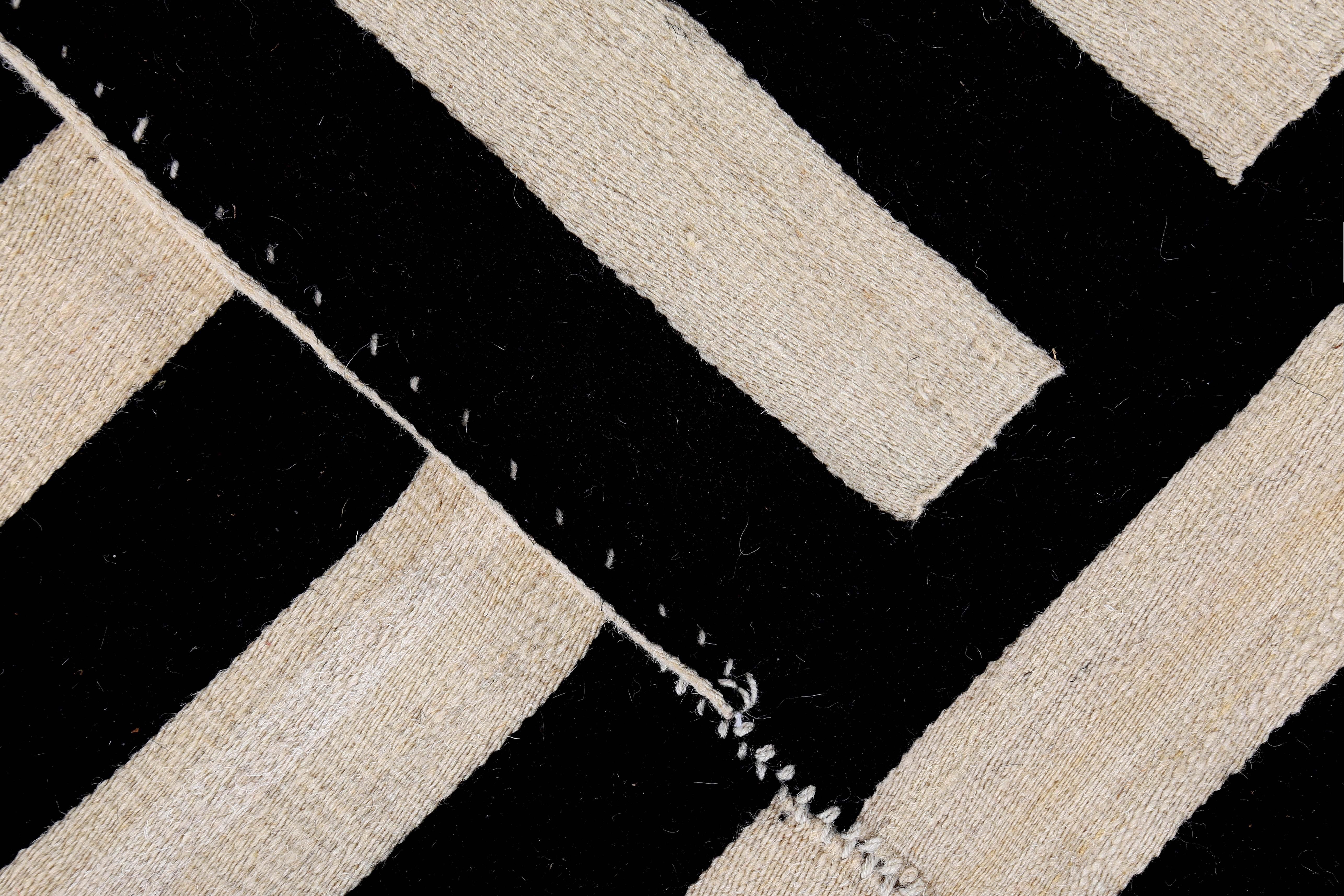 Türkischer Kelim-Teppich mit schwarzen Streifen auf elfenbeinfarbenem Feld im Zustand „Neu“ im Angebot in Dallas, TX