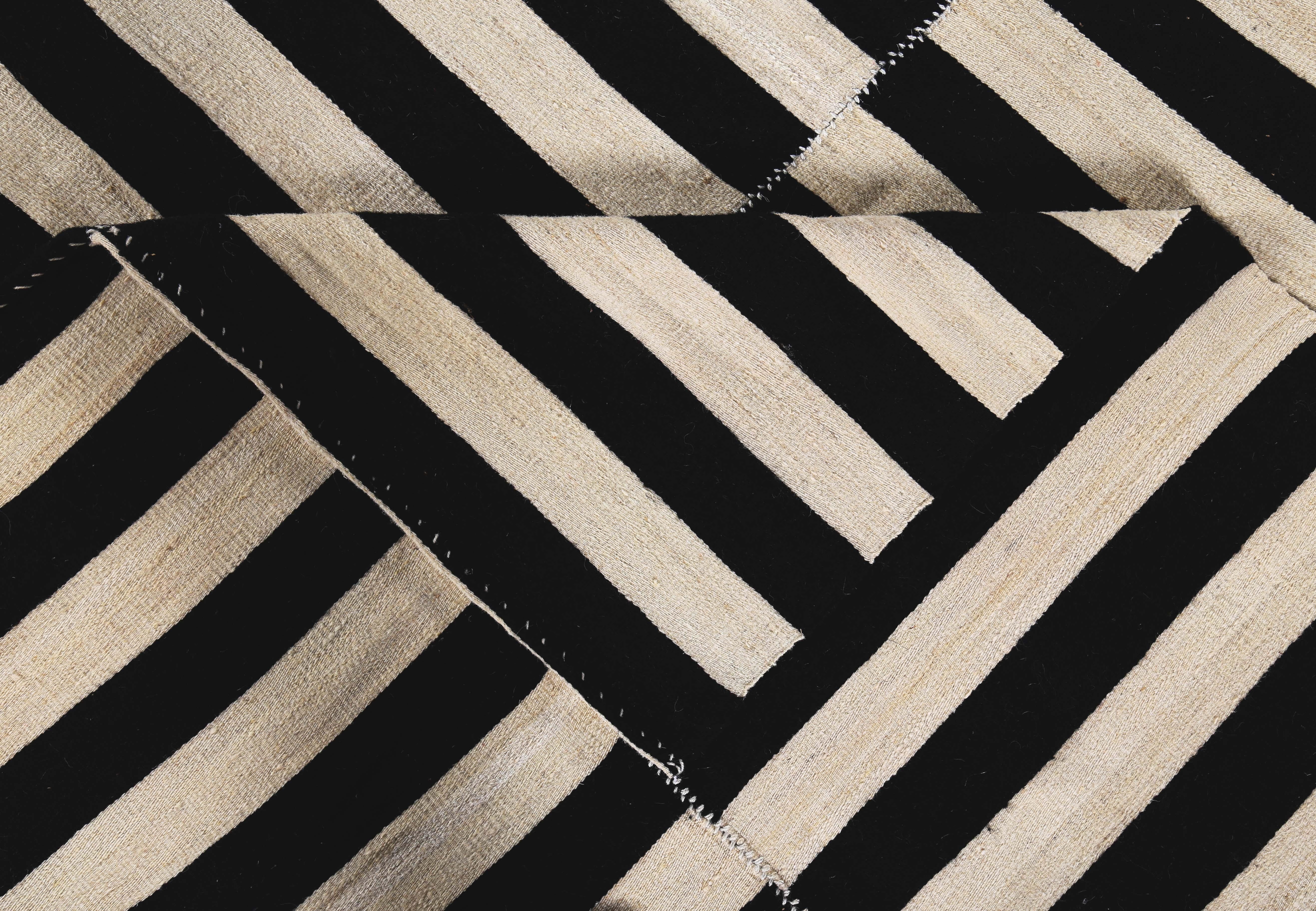 Türkischer Kelim-Teppich mit schwarzen Streifen auf elfenbeinfarbenem Feld (21. Jahrhundert und zeitgenössisch) im Angebot