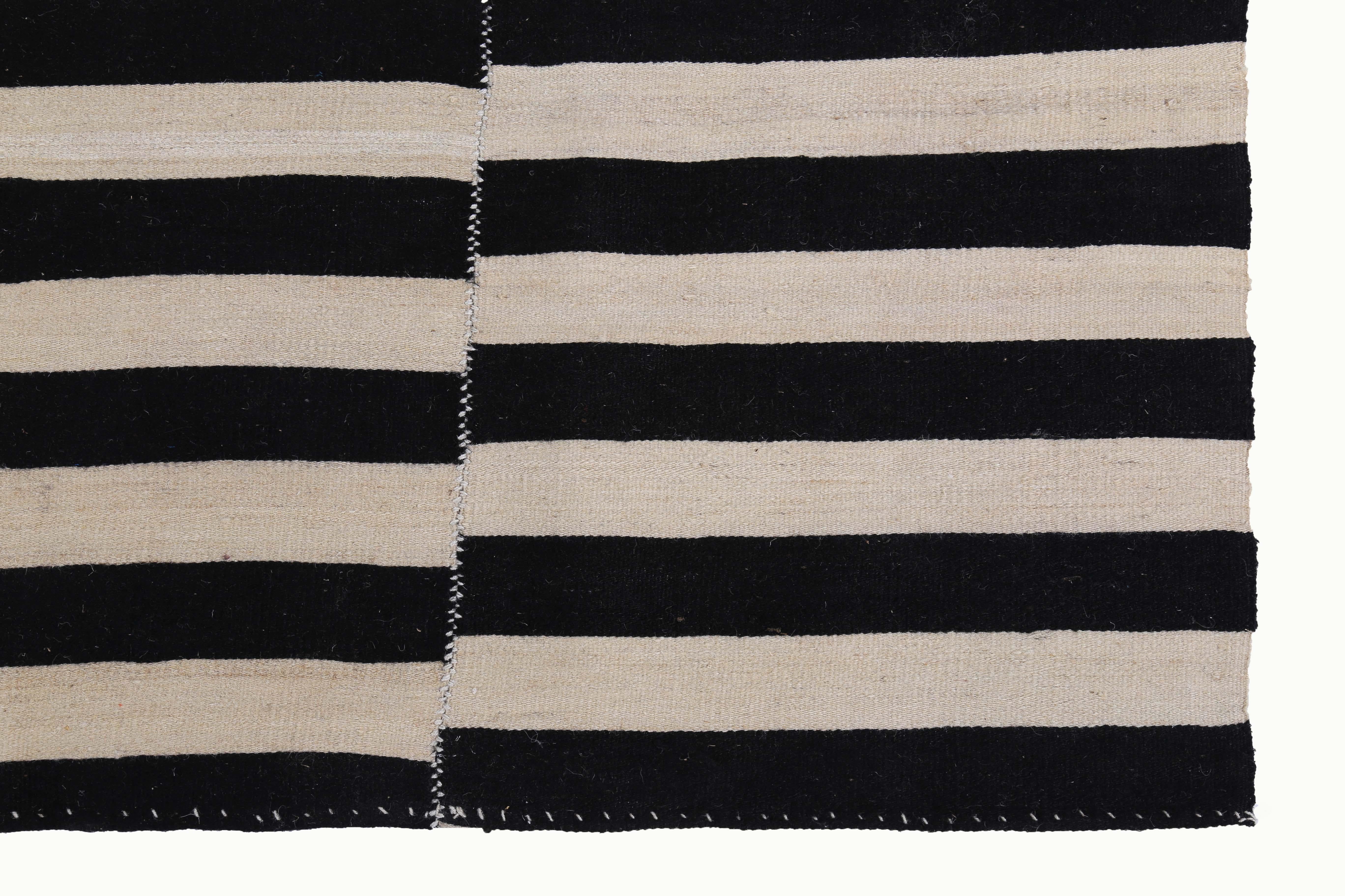Türkischer Kelim-Teppich mit schwarzen Streifen auf elfenbeinfarbenem Feld (Wolle) im Angebot