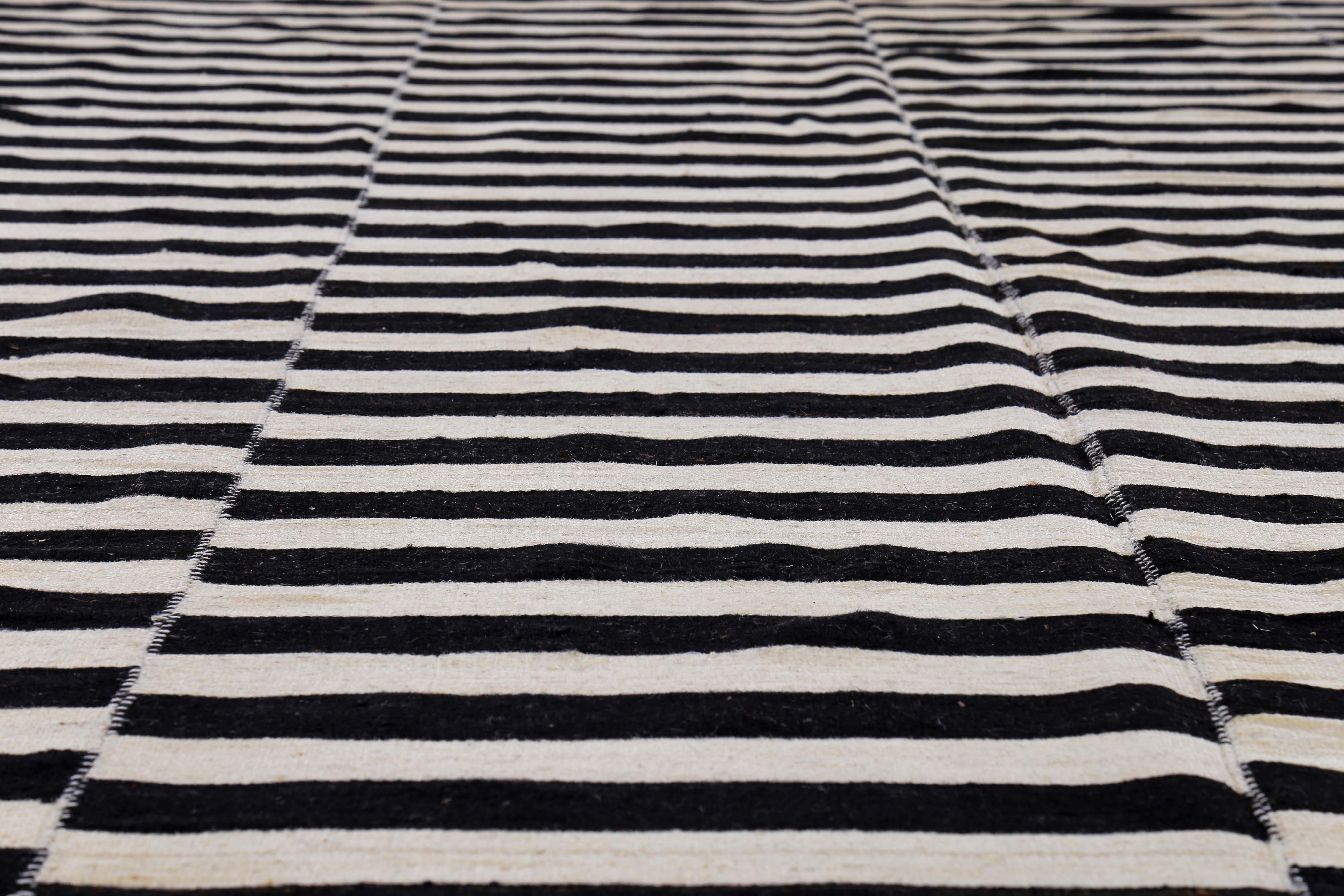 Türkischer Kelim-Teppich mit schwarzen Streifen auf elfenbeinfarbenem Feld im Angebot 1
