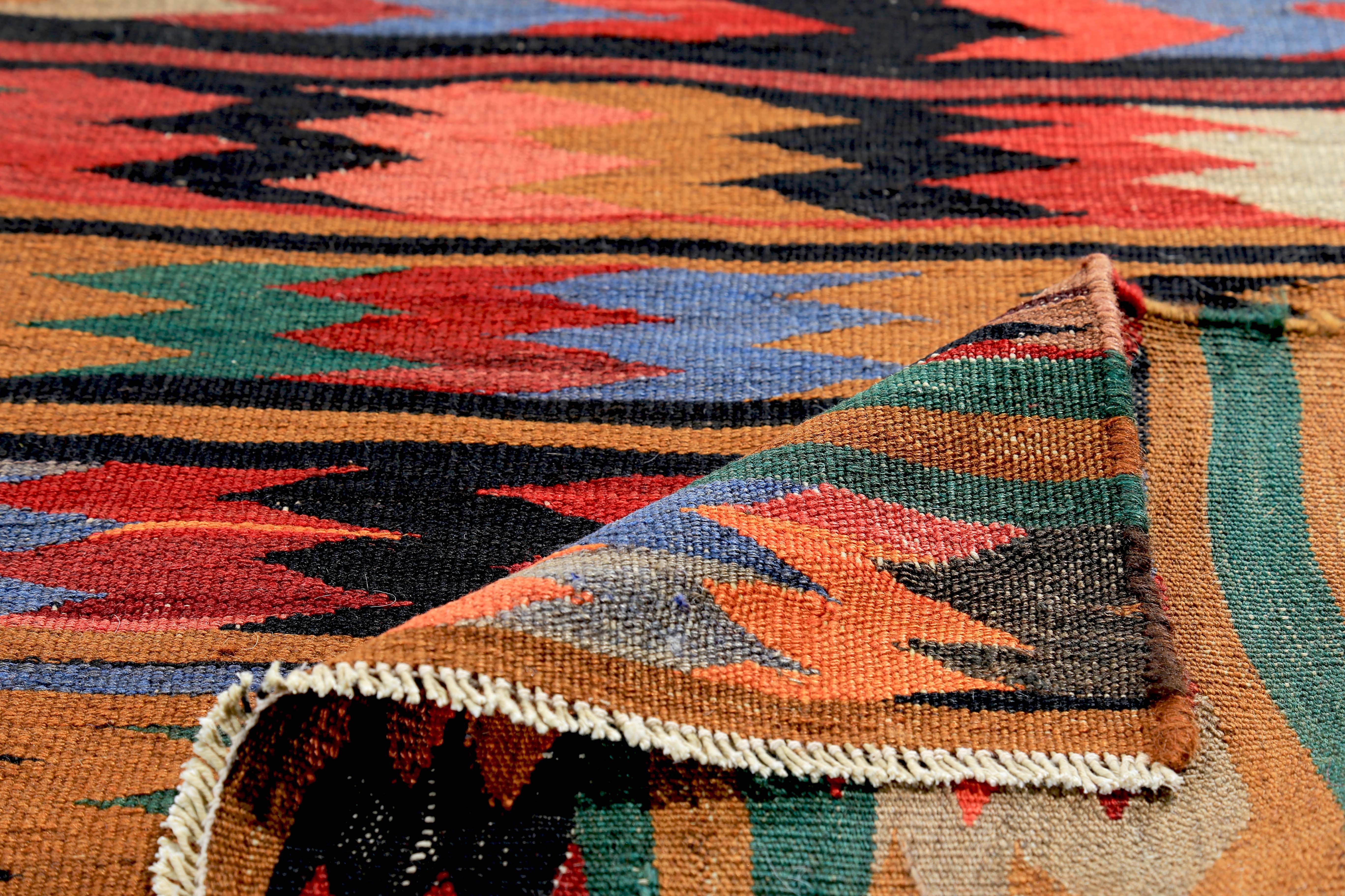 Alfombra turca Kilim con rayas Zig Zag de colores sobre fondo rojo en Nuevo estado para la venta en Dallas, TX