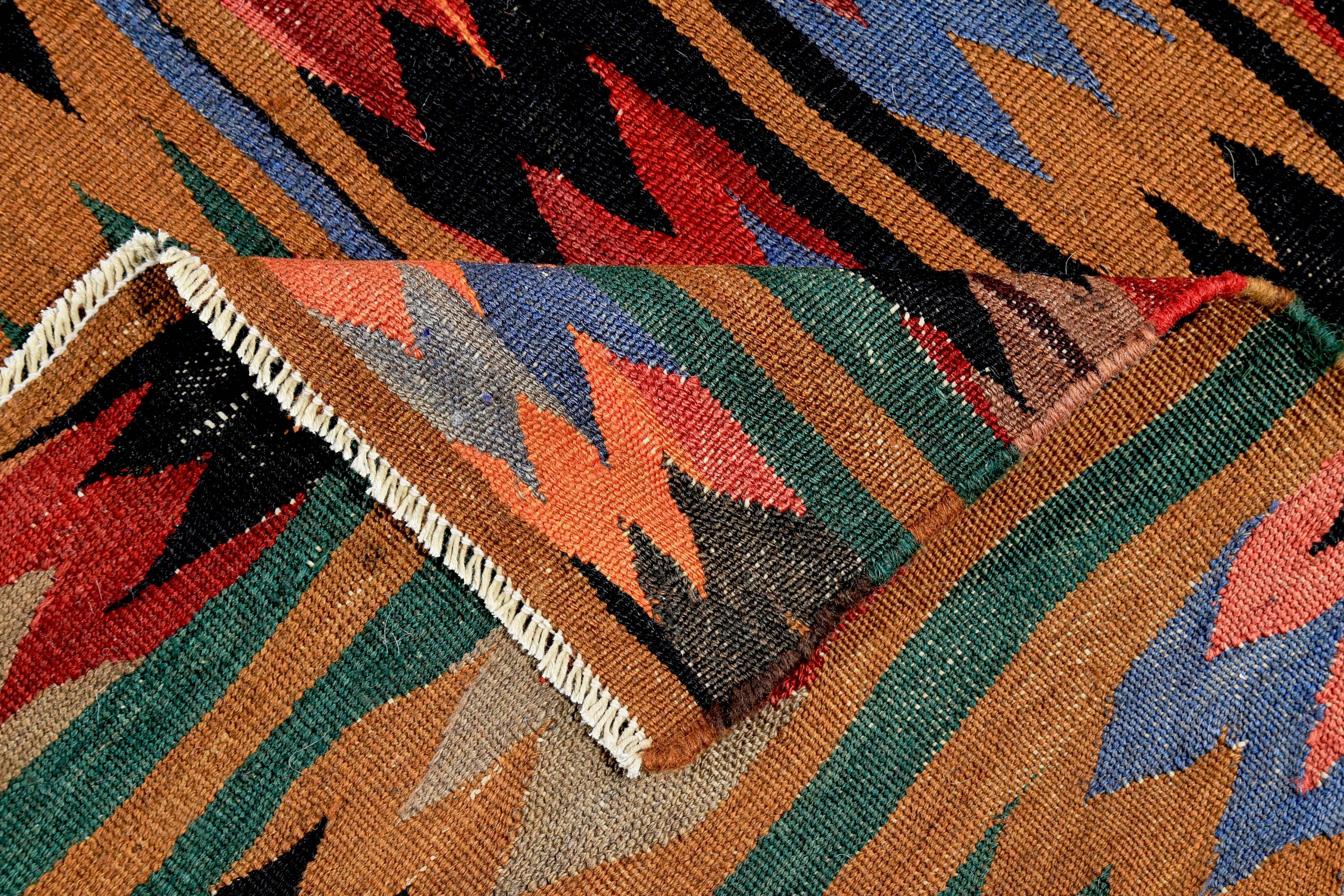 Alfombra turca Kilim con rayas Zig Zag de colores sobre fondo rojo Siglo XXI y contemporáneo en venta