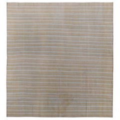 Türkischer Kelim-Teppich mit grauen und beigefarbenen Streifen auf elfenbeinfarbenem Feld