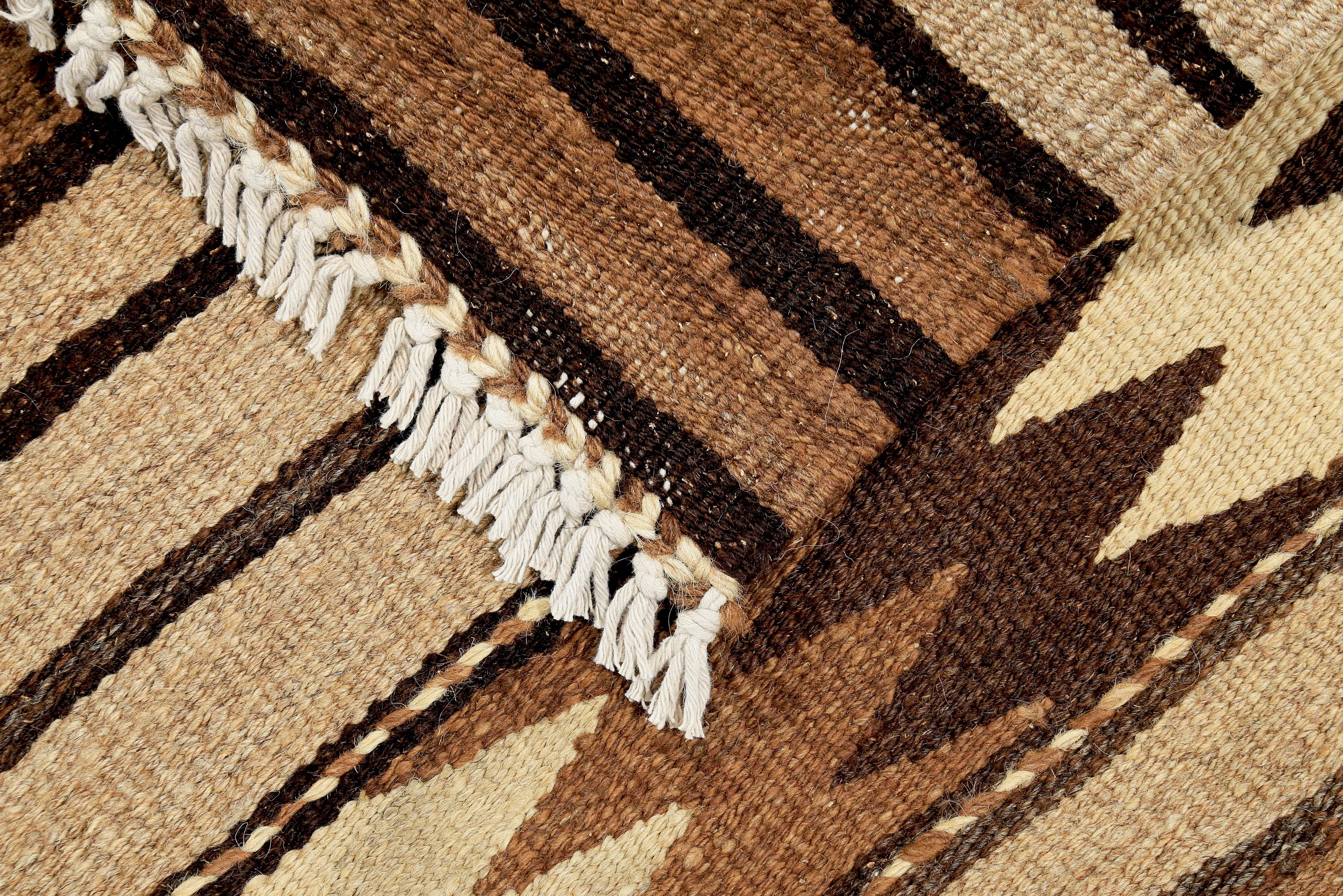 XXIe siècle et contemporain Tapis de Turquie Kilim à rayures tribales ivoire et brunes sur fond beige en vente