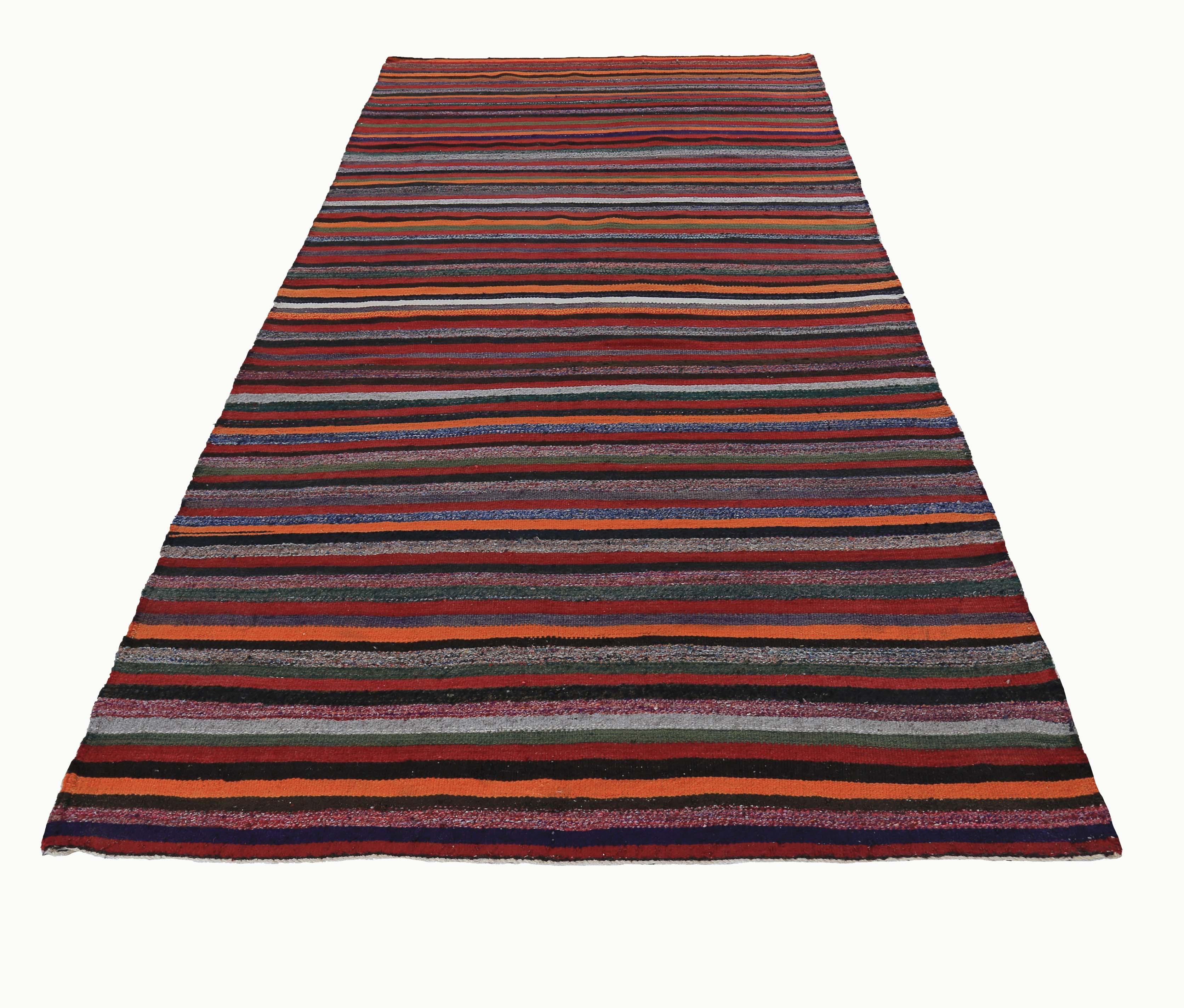 Alfombra turca tejida a mano con la mejor lana de oveja y coloreada con tintes vegetales totalmente naturales, seguros para humanos y mascotas. Es un diseño Kilim tradicional de tejido plano con rayas tribales de varios colores. Es una pieza
