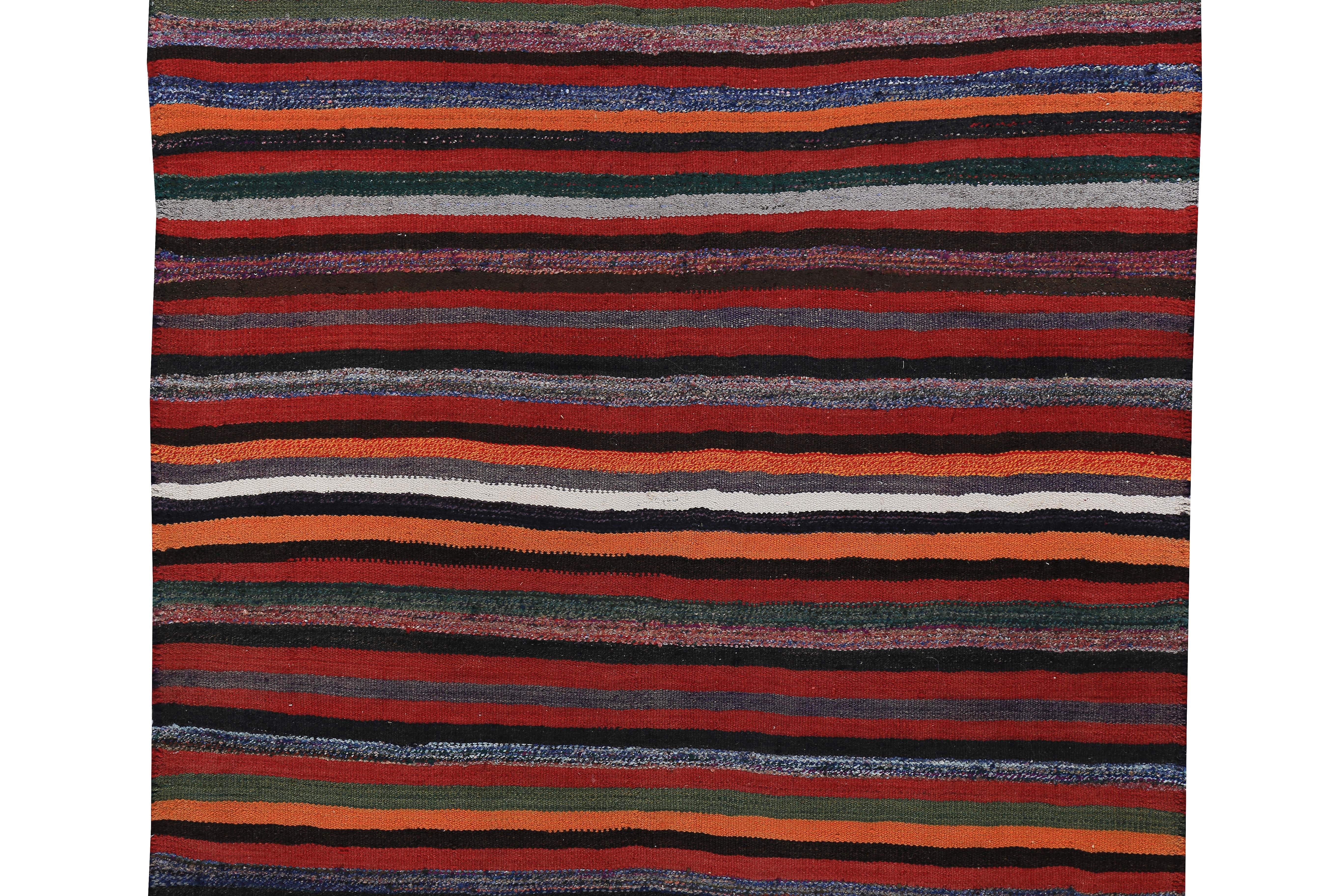 Türkischer Kelim-Teppich mit mehrfarbigen Stammesstreifen (Handgewebt) im Angebot