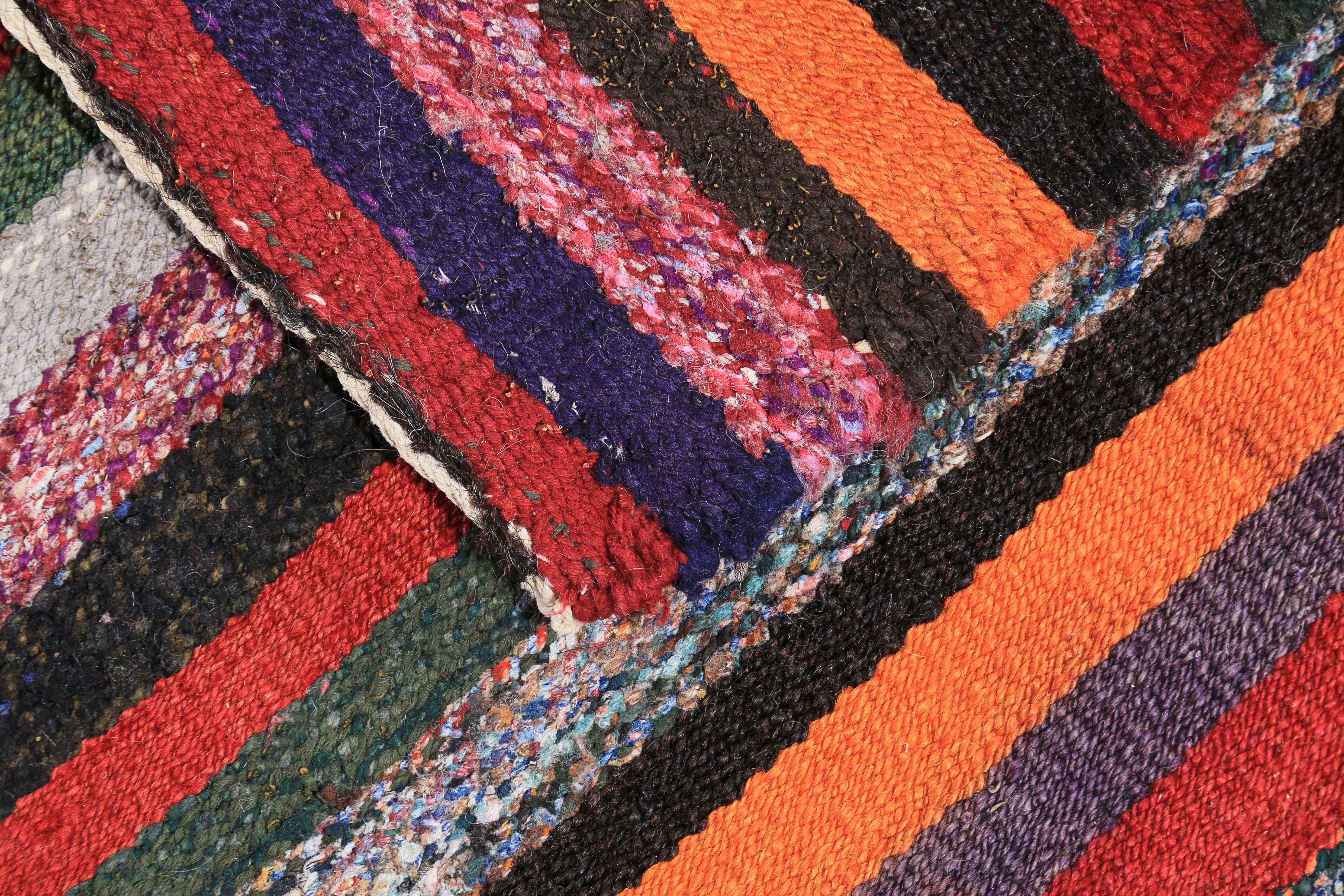 Türkischer Kelim-Teppich mit mehrfarbigen Stammesstreifen (Wolle) im Angebot