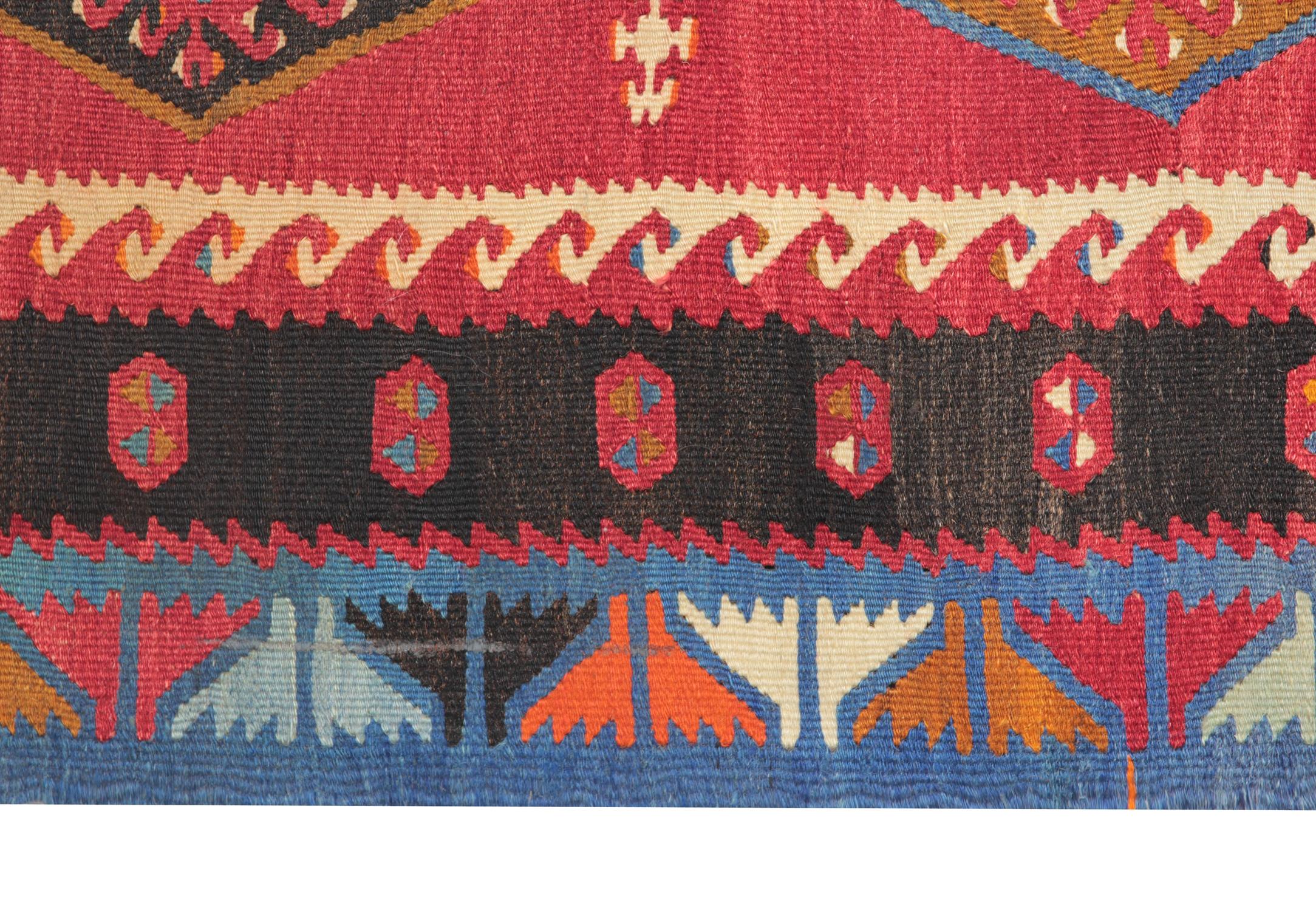 Türkischer Kelimteppich mit mehrfarbigem Stammesmedaillon, flachgewebt, 1940er Jahre (Art nouveau) im Angebot