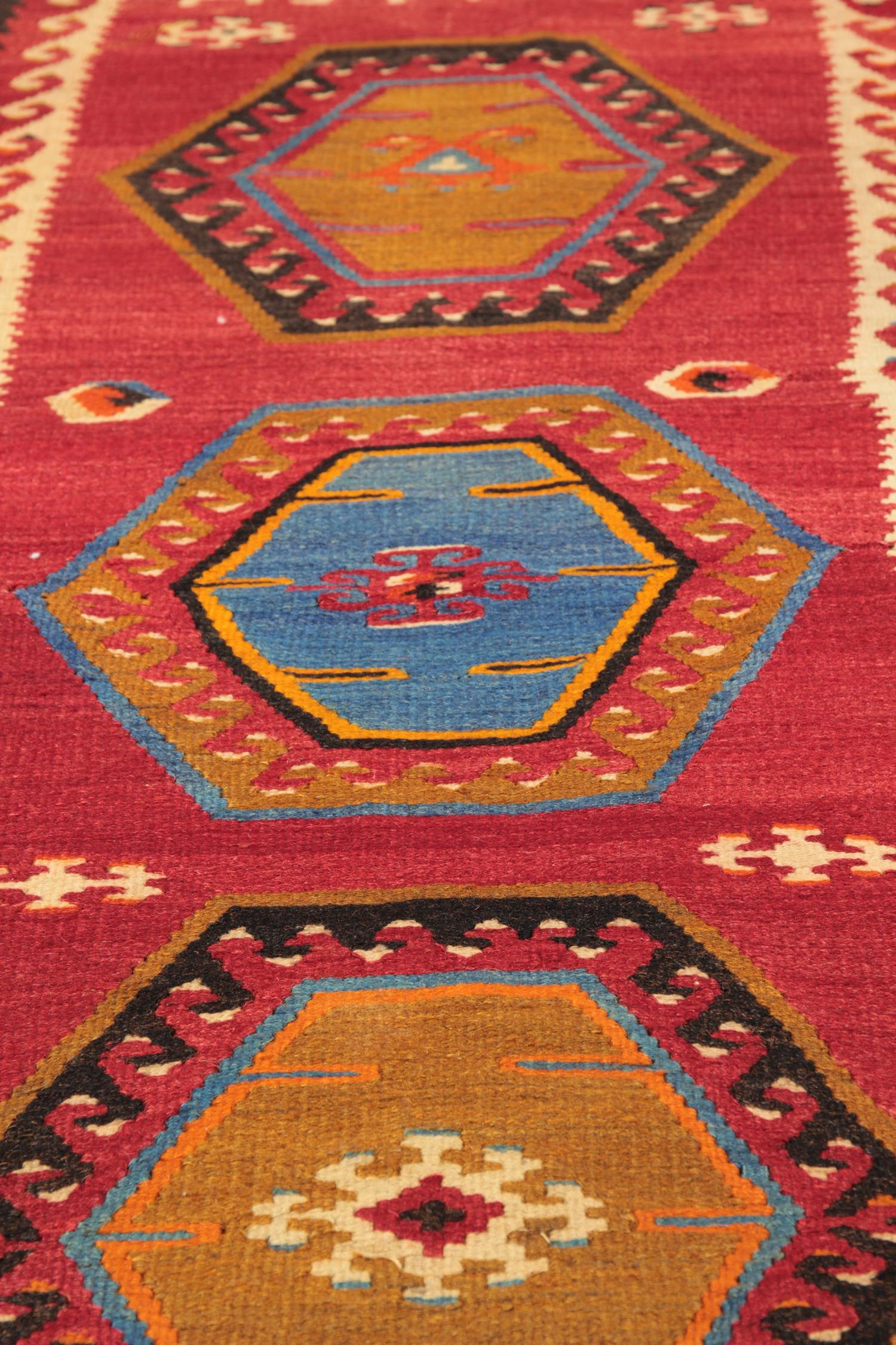 Türkischer Kelimteppich mit mehrfarbigem Stammesmedaillon, flachgewebt, 1940er Jahre im Zustand „Hervorragend“ im Angebot in Wembley, GB