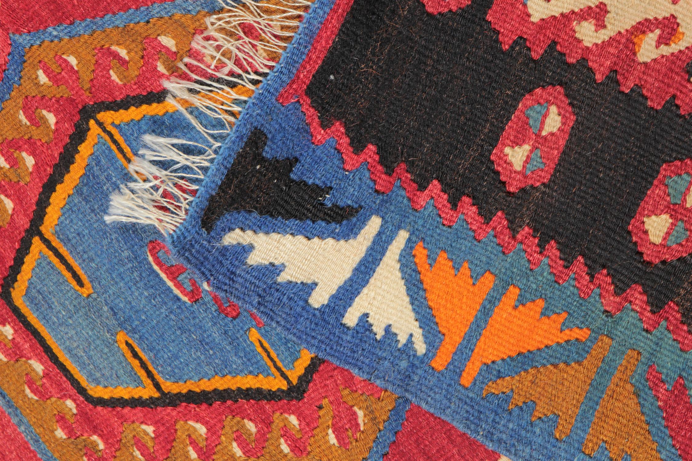 Türkischer Kelimteppich mit mehrfarbigem Stammesmedaillon, flachgewebt, 1940er Jahre (Mitte des 20. Jahrhunderts) im Angebot