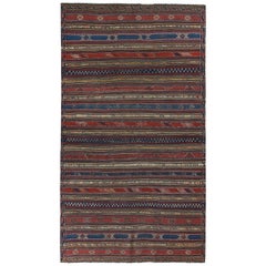 Tapis de Turquie Kilim à rayures marines et rouges décorées de détails tribaux