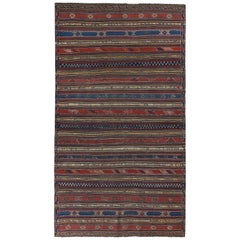 Tapis de Turquie Kilim à rayures marines et rouges décorées de détails tribaux