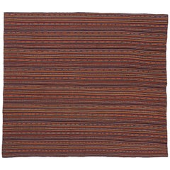 Türkischer Kelim-Teppich mit marineblauen, braunen und grünen Stammesstreifen und Mustern