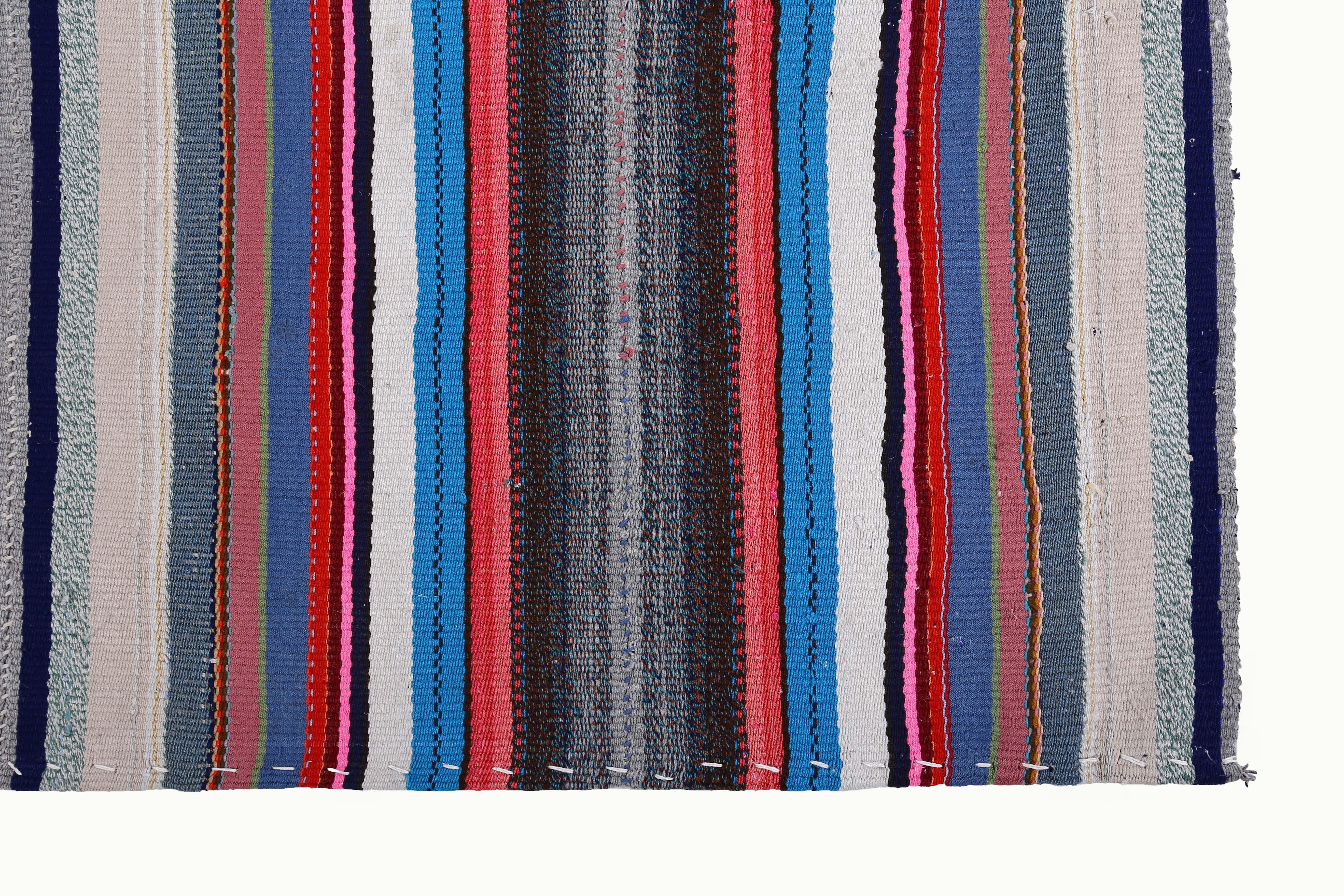 Türkischer Kelim-Teppich mit weißen, blauen und roten Streifen auf grauem Feld (Handgewebt) im Angebot