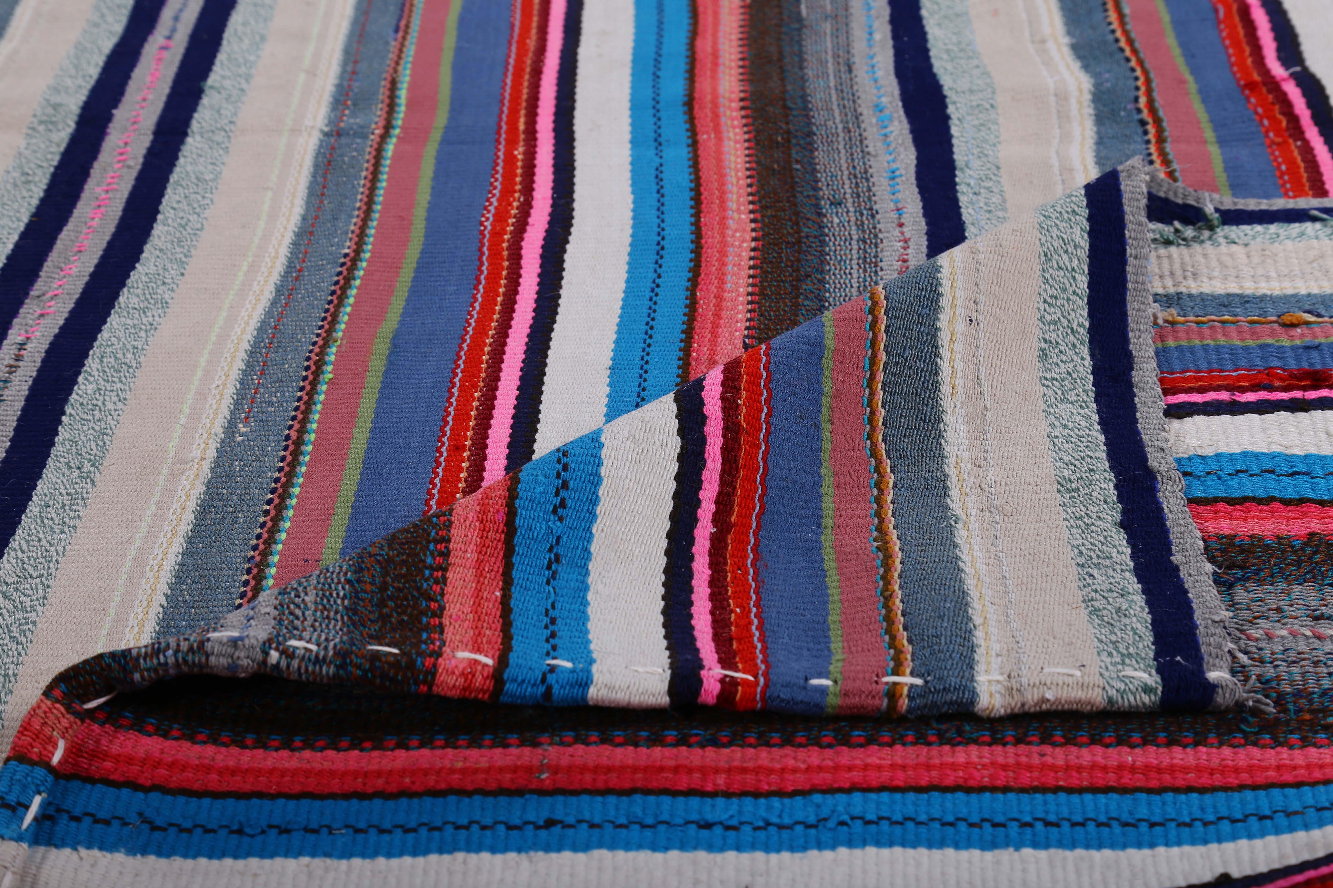 Türkischer Kelim-Teppich mit weißen, blauen und roten Streifen auf grauem Feld im Zustand „Hervorragend“ im Angebot in Dallas, TX