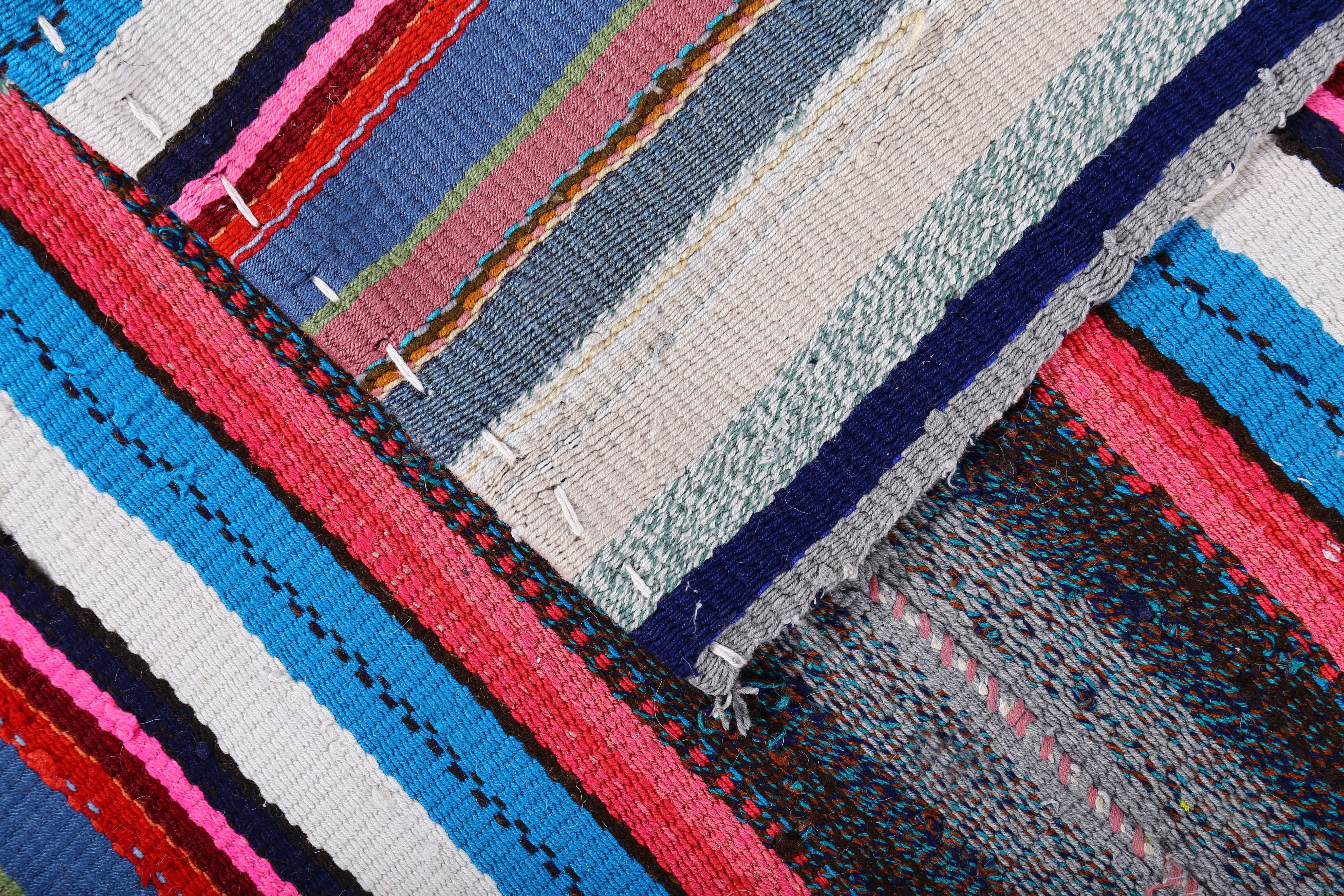 Türkischer Kelim-Teppich mit weißen, blauen und roten Streifen auf grauem Feld (20. Jahrhundert) im Angebot
