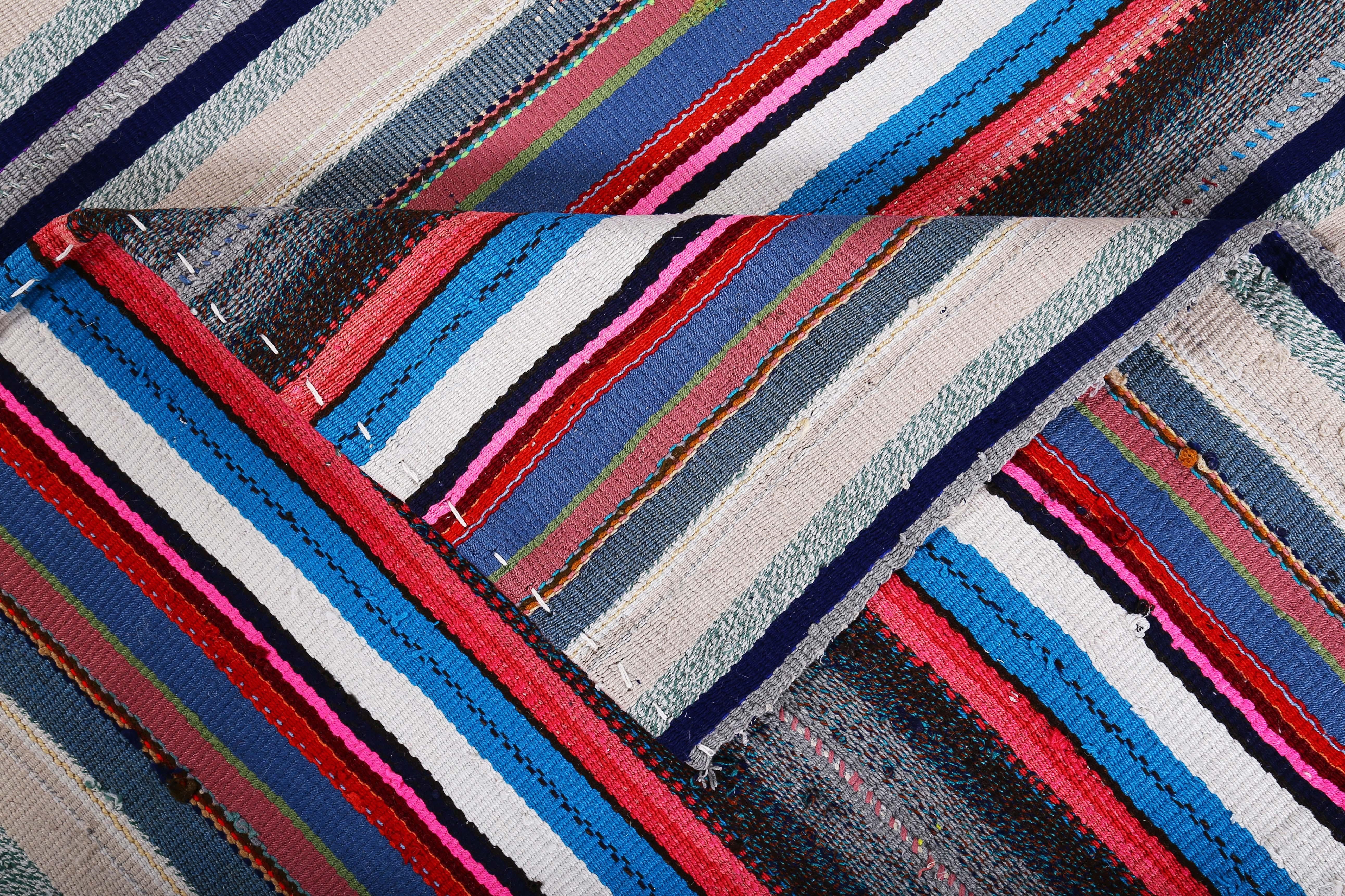 Türkischer Kelim-Teppich mit weißen, blauen und roten Streifen auf grauem Feld (Wolle) im Angebot