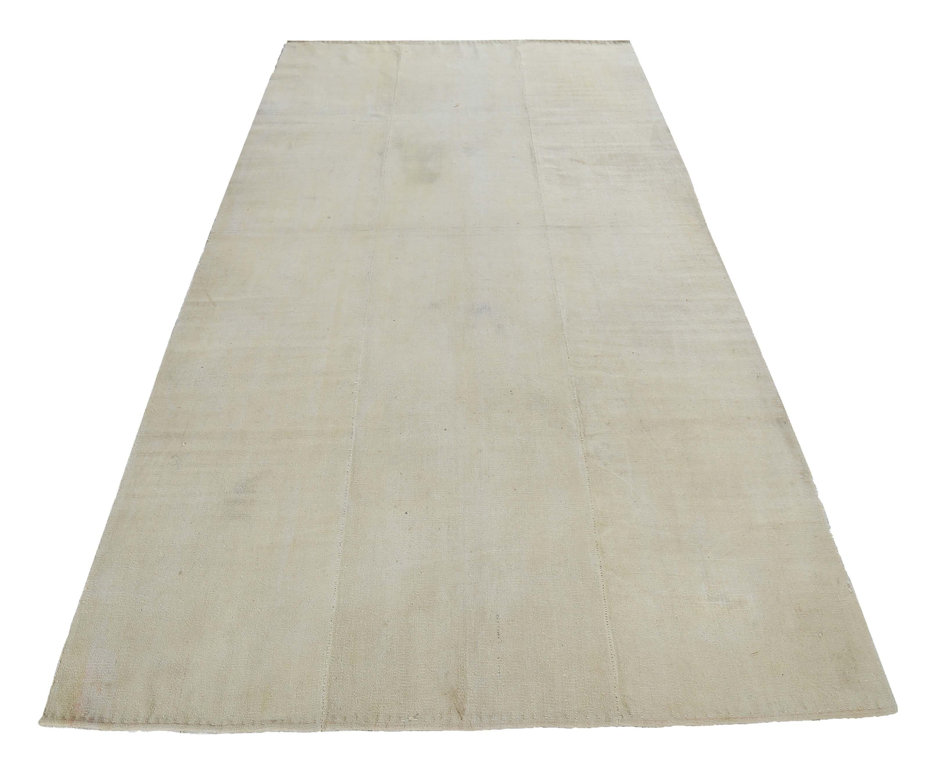 Tappeto turco tessuto a mano con la migliore lana di pecora e colorato con tinture vegetali del tutto naturali e sicure per l'uomo e gli animali domestici. Si tratta di un Kilim tradizionale a trama piatta con strisce tribali bianche su un bel campo