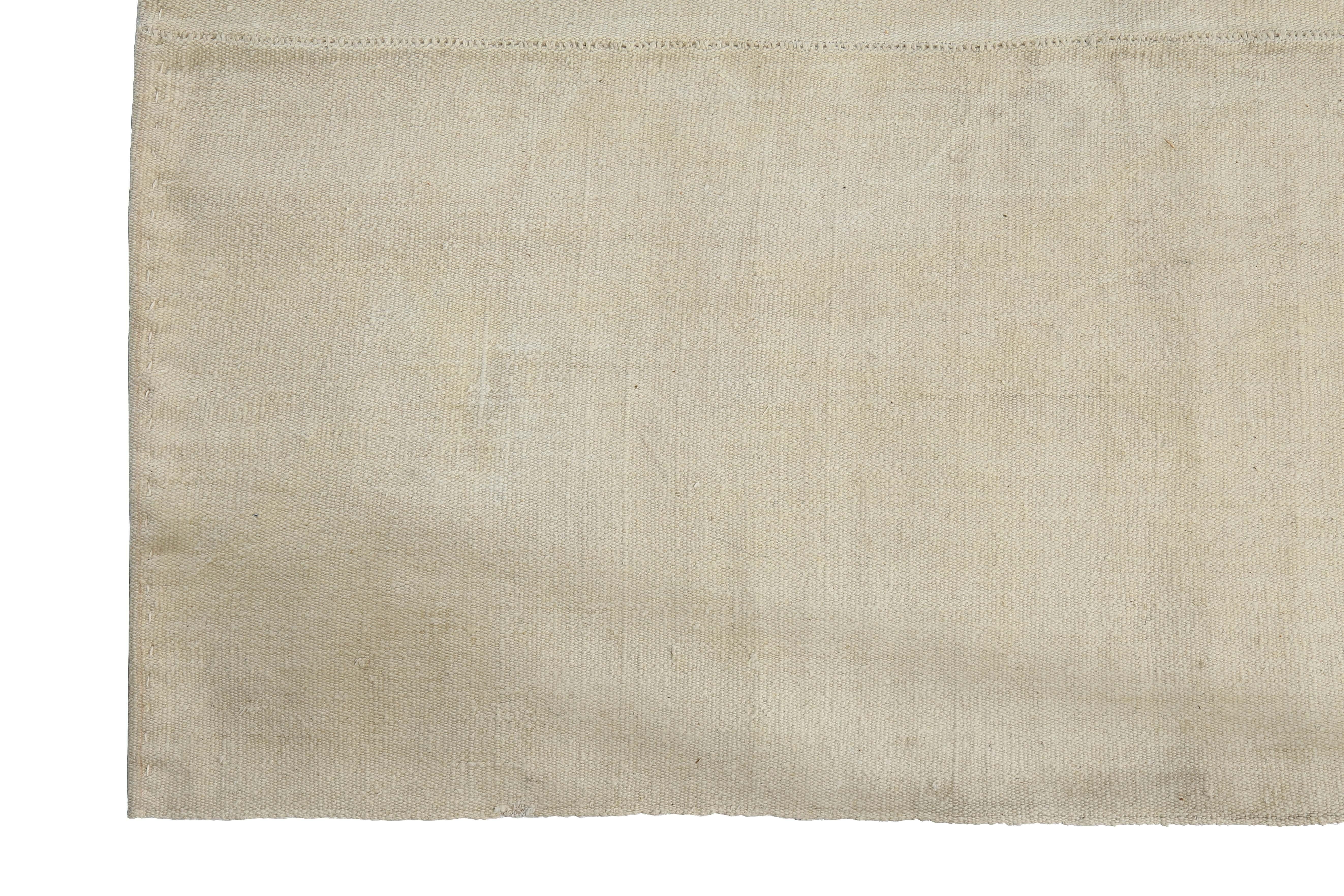 Türkischer Kelimteppich mit weißen Stammesdetails auf elfenbeinfarbenem Feld (Handgewebt) im Angebot