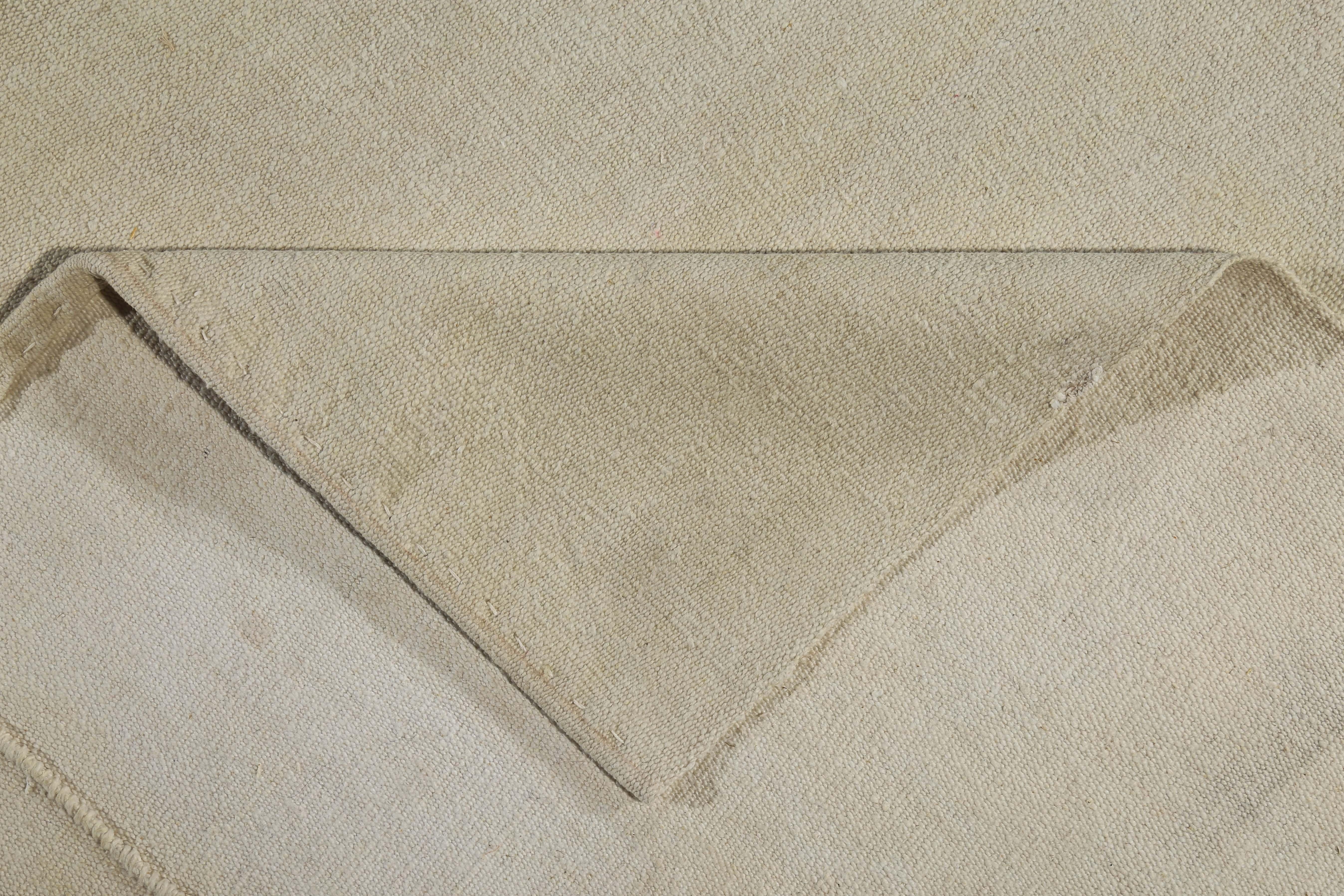XXI secolo e contemporaneo Rug & Kilim turco con dettagli tribali bianchi su campo avorio in vendita