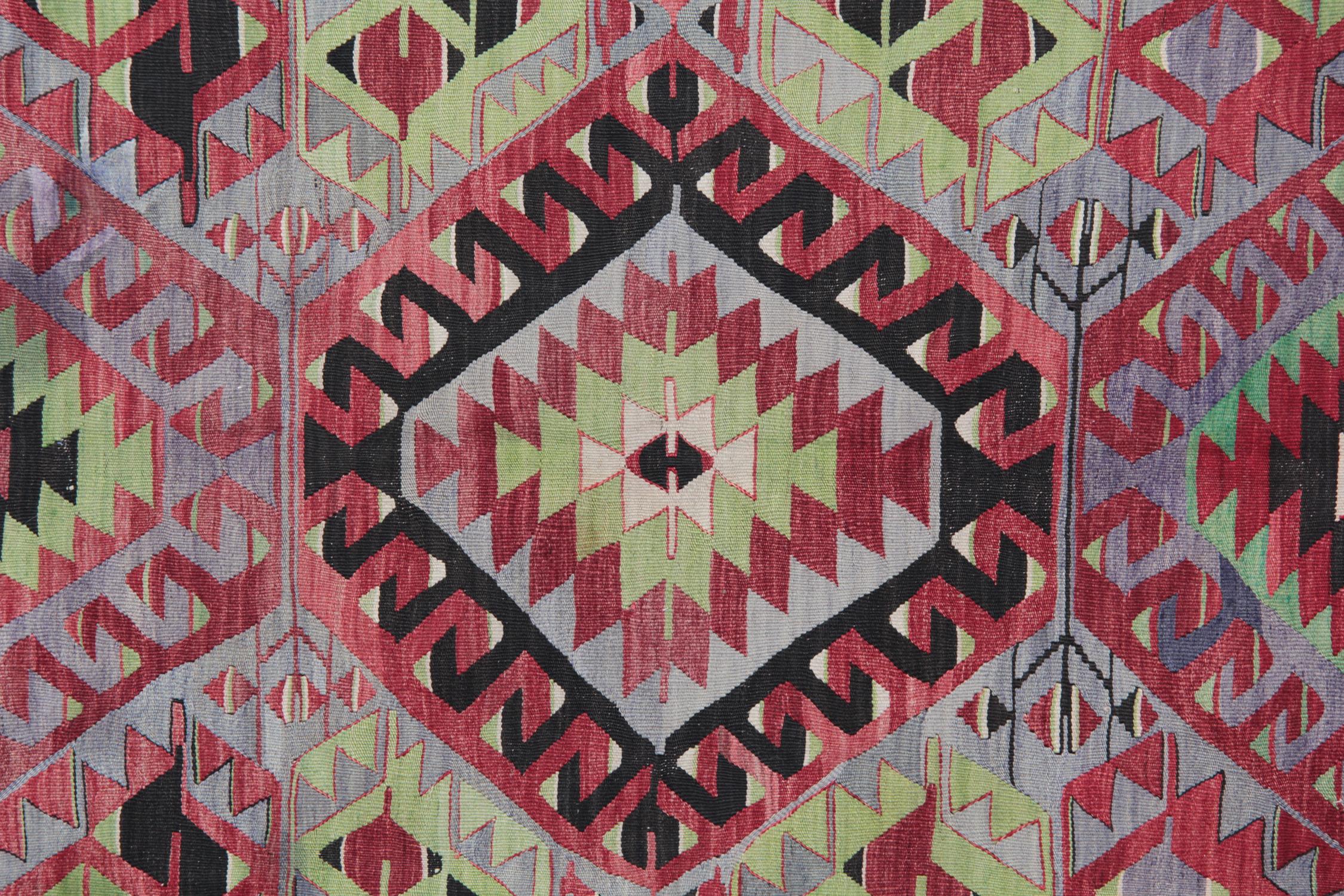 Ce tapis turc fait à la main est un tapis antique tissé à la main traditionnel qui provient de Turquie. Le monde de la conception de tapis. Ce type de tapis convient aux tapis d'escalier et aux tapis de couloir. Dans une combinaison de couleurs