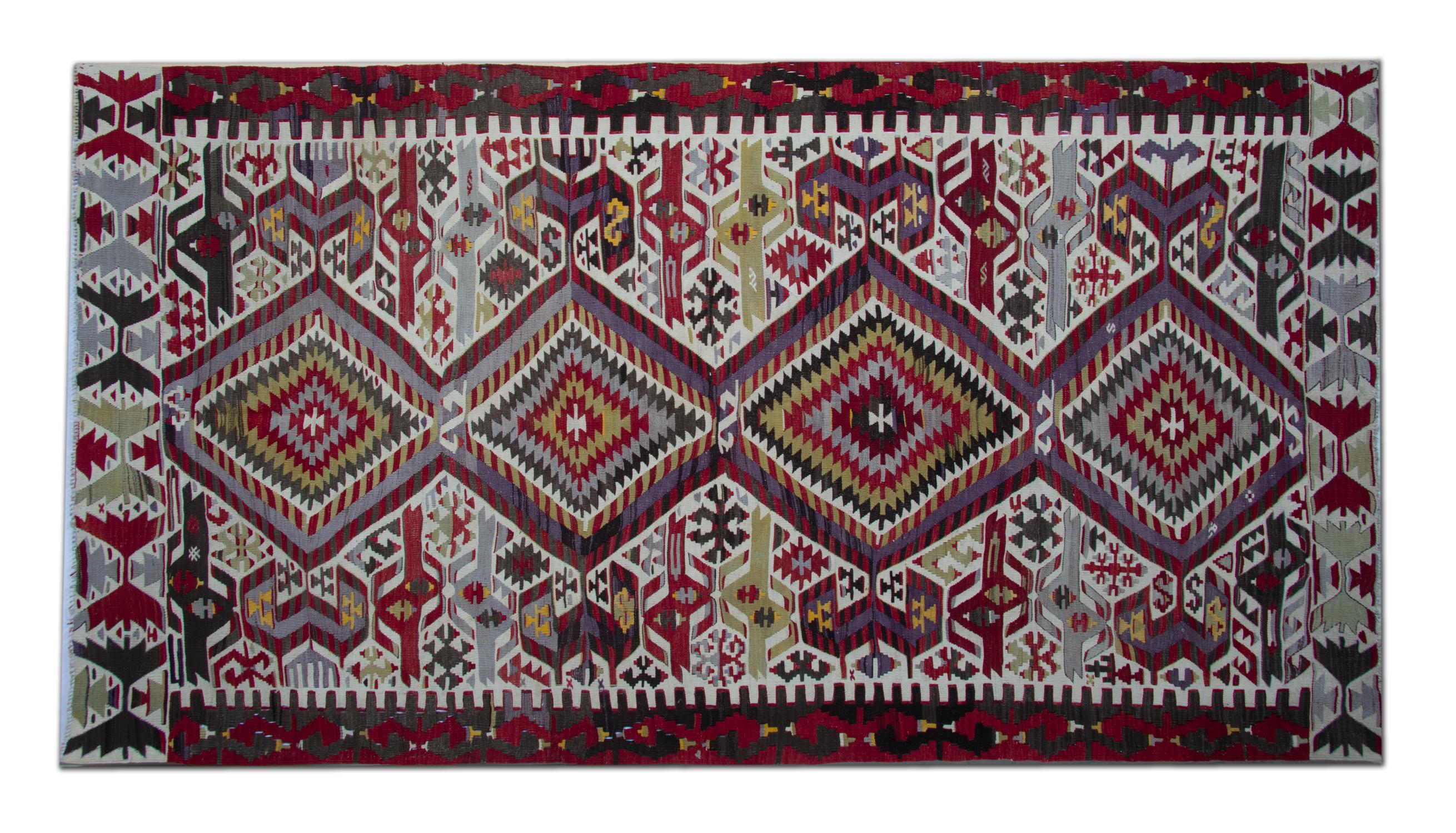 Dieser handgefertigte türkische Teppich ist ein antiker, traditioneller, handgewebter Läufer, der aus der Türkei stammt. Die Welt des Teppichdesigns. Diese Art von Teppichläufer eignet sich für Treppenläufer und Flurteppiche oder Wohnzimmerteppiche.