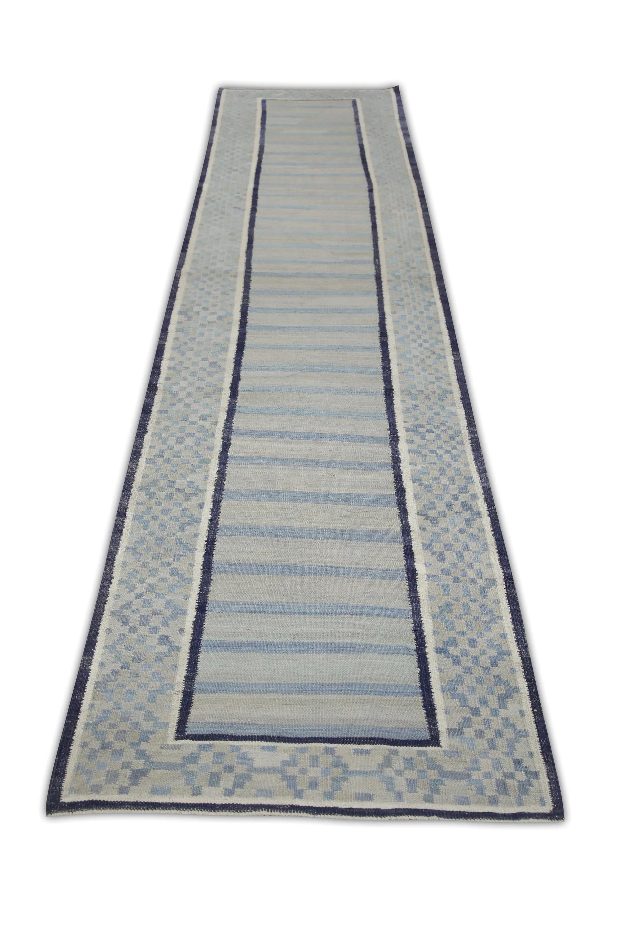Dieser türkische Flachgewebe-Kelim aus dem frühen 21. Jahrhundert ist ein beeindruckendes Beispiel für traditionelle Handwerkskunst. Dieser Teppich wurde in sorgfältiger Handarbeit von geschickten Kunsthandwerkern gewebt und besticht durch sein