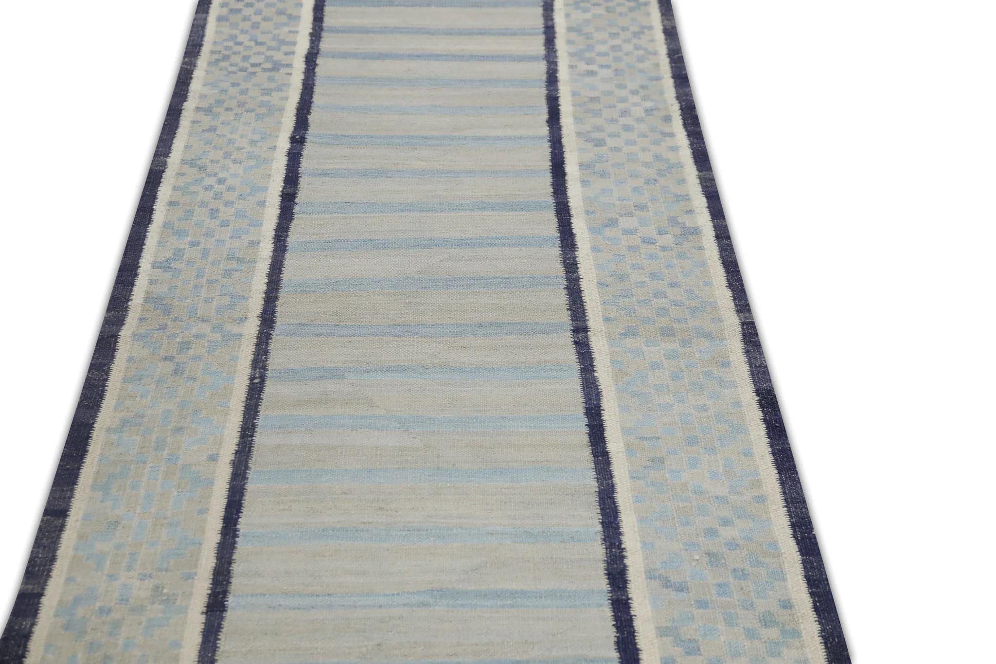 Türkischer Kelim-Läufer in Blau mit geometrischem Flachgewebe aus Wolle 2'11