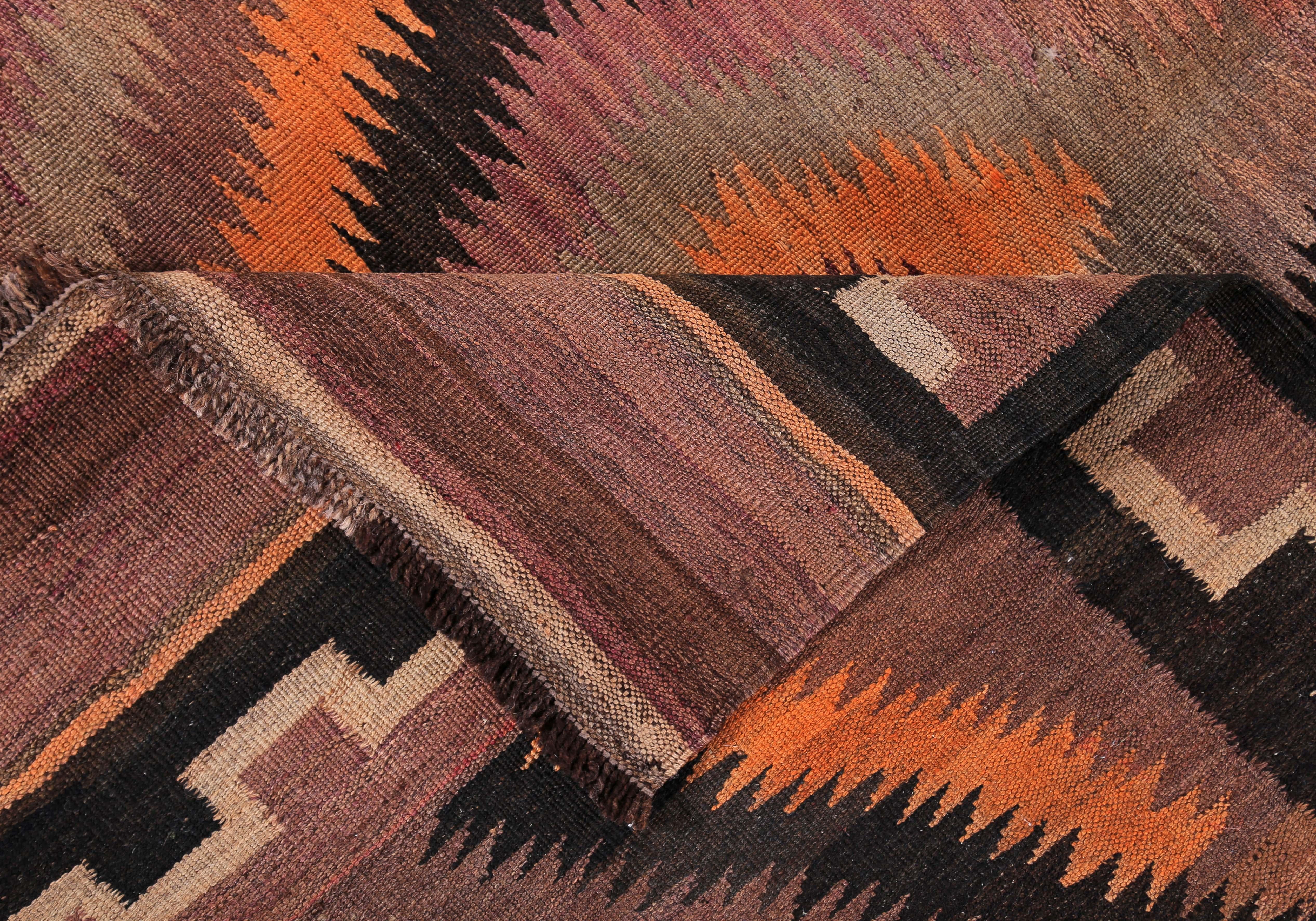 Türkischer Kelim-Läufer in Orange, Braun und Schwarz mit Flachgewebe-Muster im Angebot 1