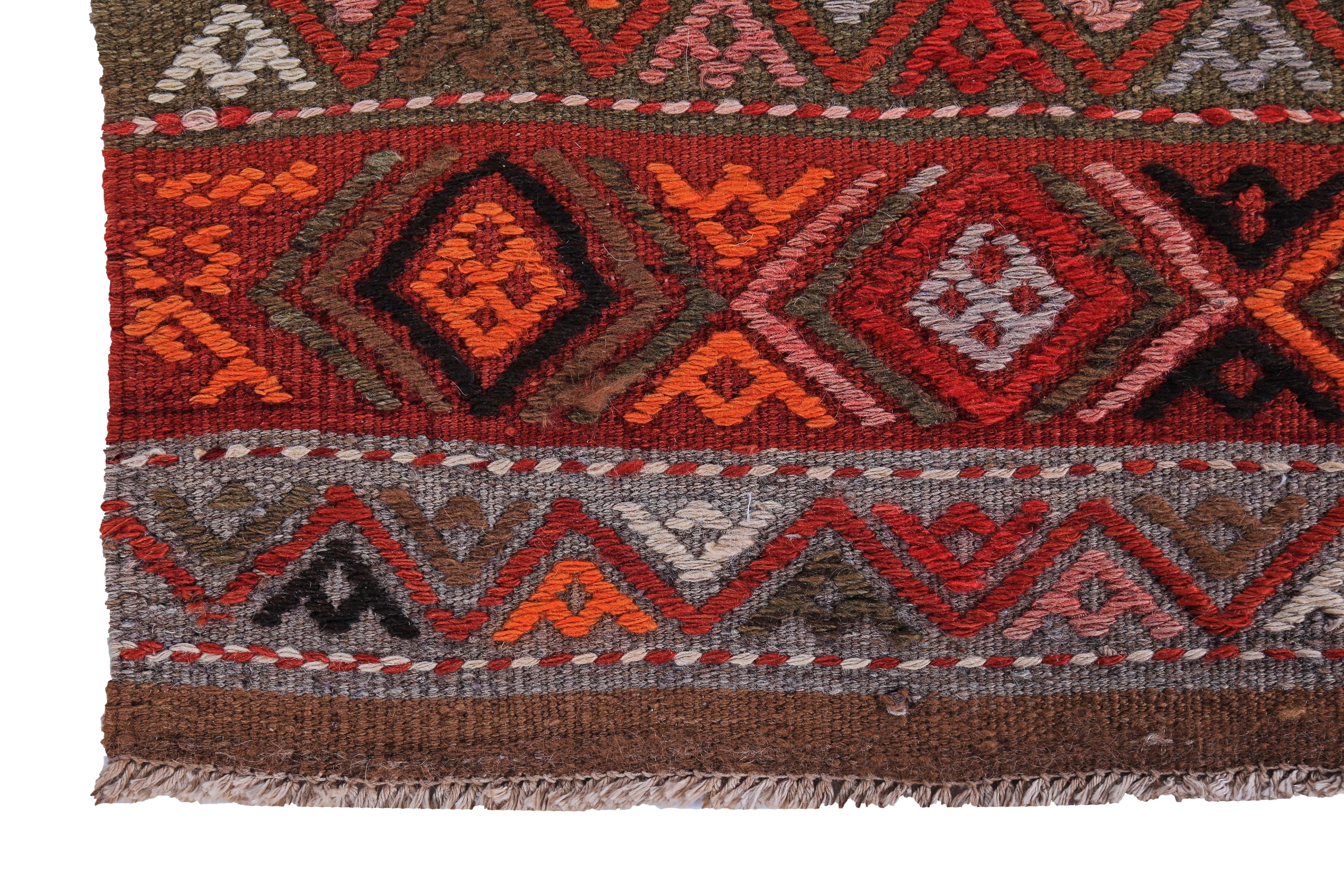 Turco Rug & Kilim turco a strisce con diamanti tribali arancioni, blu, rossi e neri in vendita