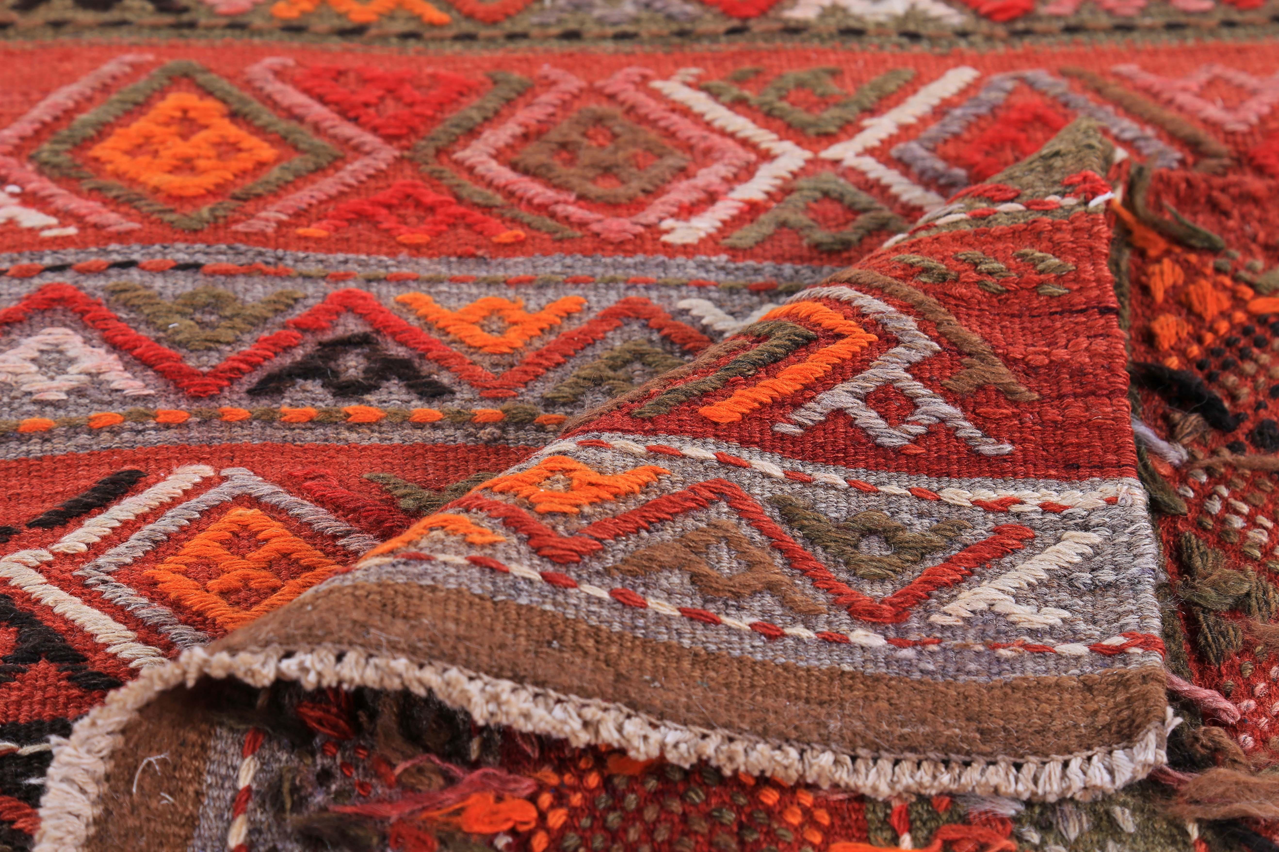 Tessuto a mano Rug & Kilim turco a strisce con diamanti tribali arancioni, blu, rossi e neri in vendita