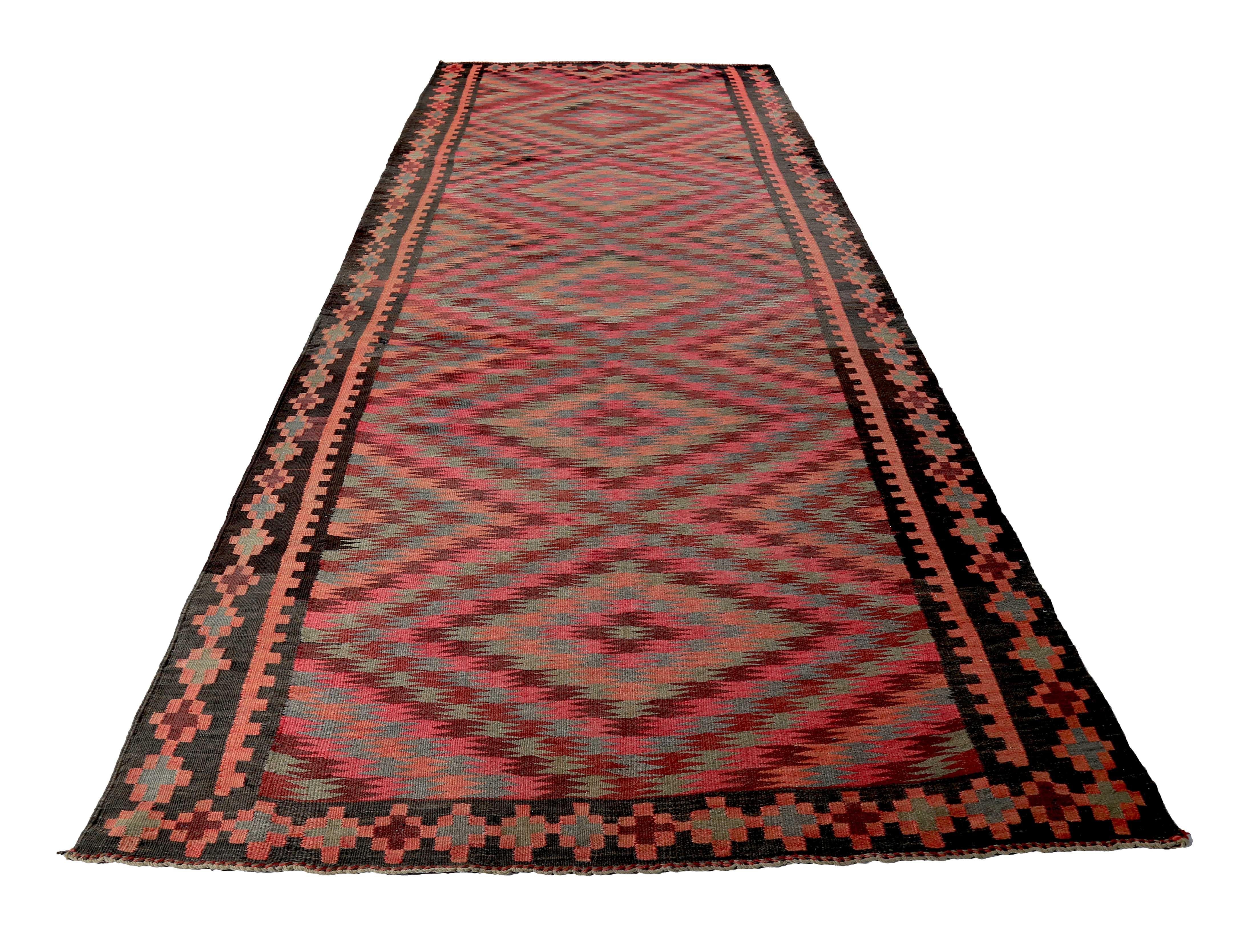 Türkischer Teppich, handgewebt aus feinster Schafswolle und gefärbt mit natürlichen Pflanzenfarben, die für Menschen und Haustiere unbedenklich sind. Es handelt sich um ein traditionelles Kelim-Flachgewebemuster mit einem roten Feld und grünen und