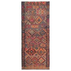 Tapis de couloir Kilim turc orné de diamants tribaux orange, bleu, rouge et rose