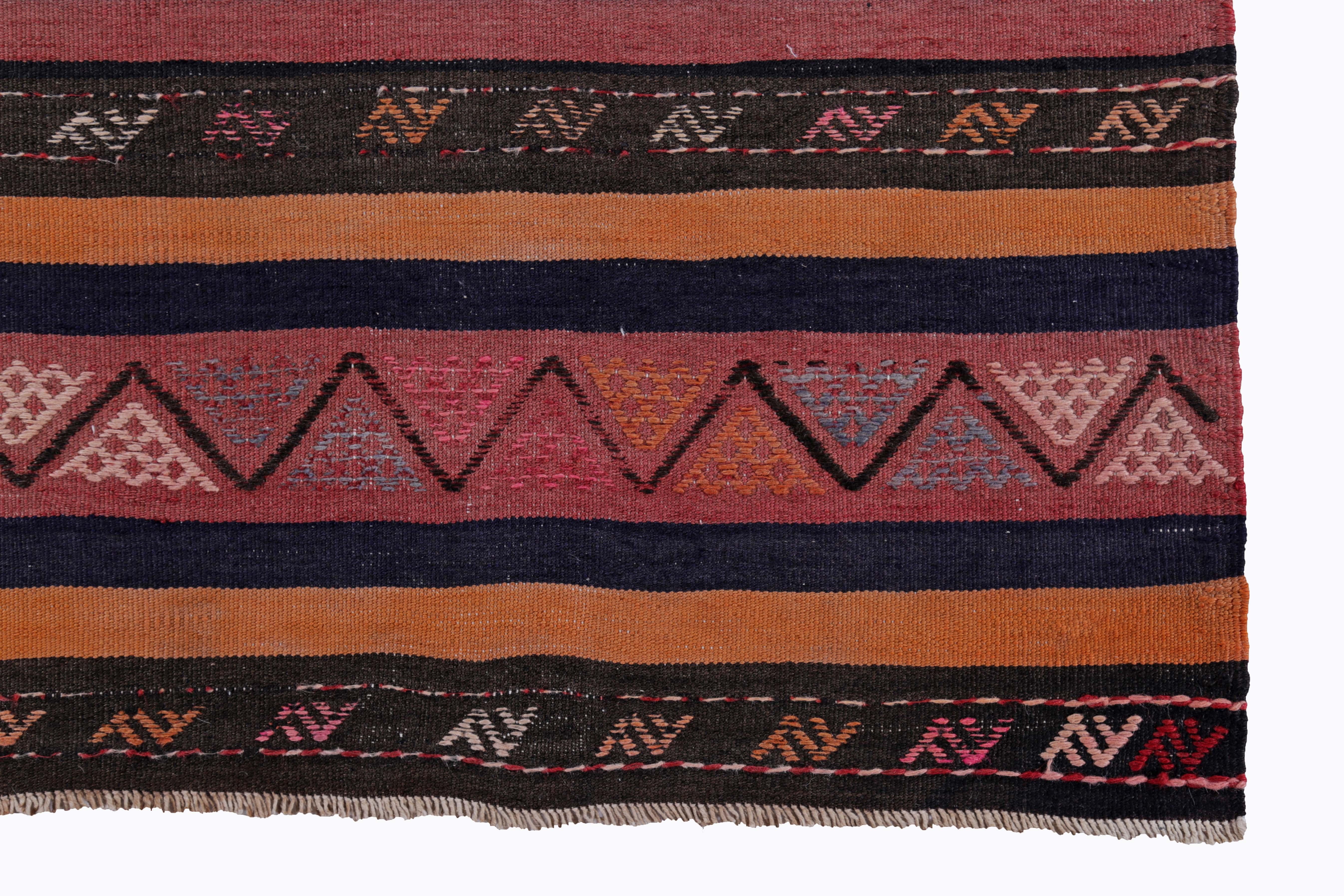 Turco Rug & Kilim turco con diamanti tribali arancioni, blu, rossi e neri in vendita