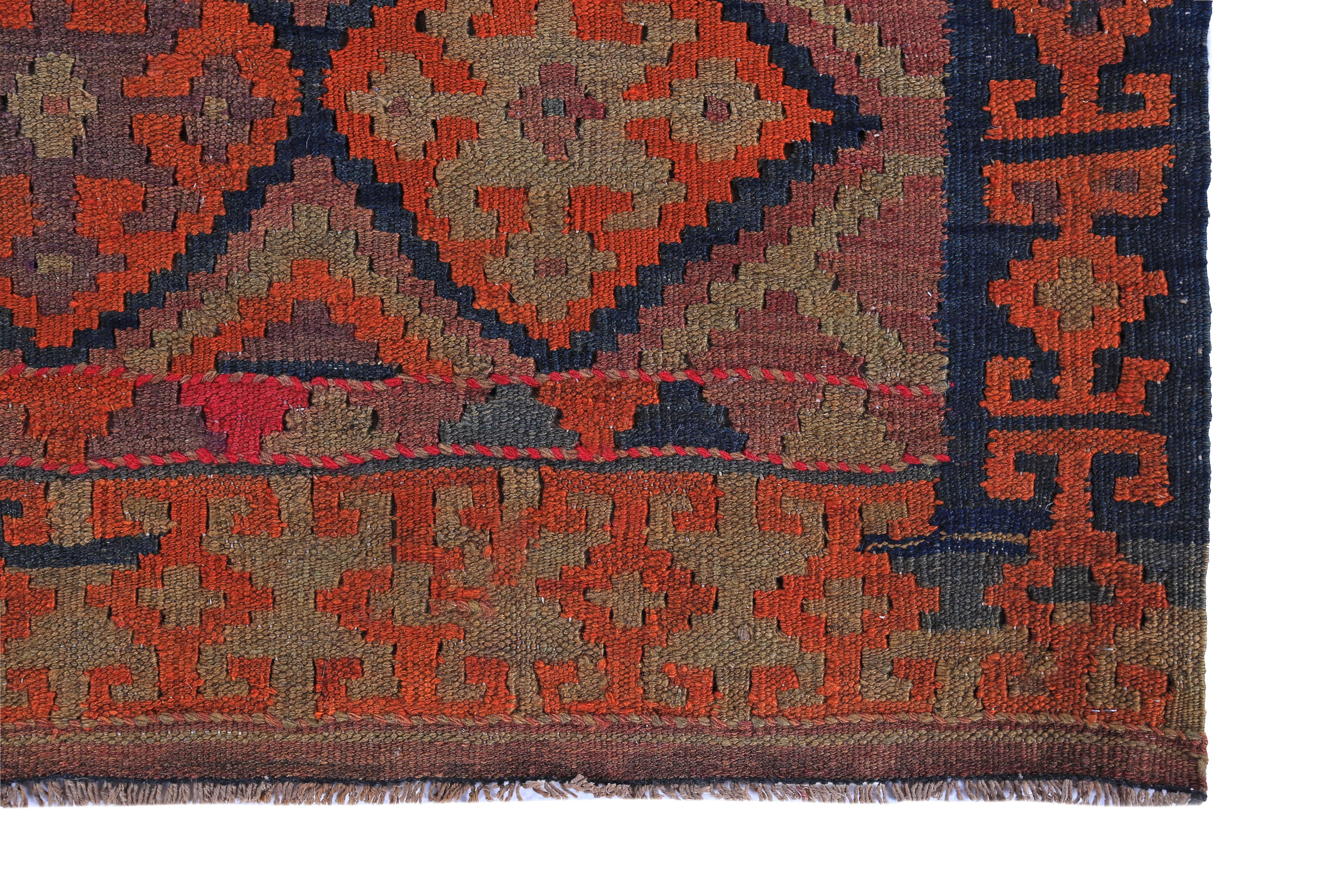 Turco Rug & Kilim turco con diamanti tribali arancioni, blu, rossi e rosa in vendita