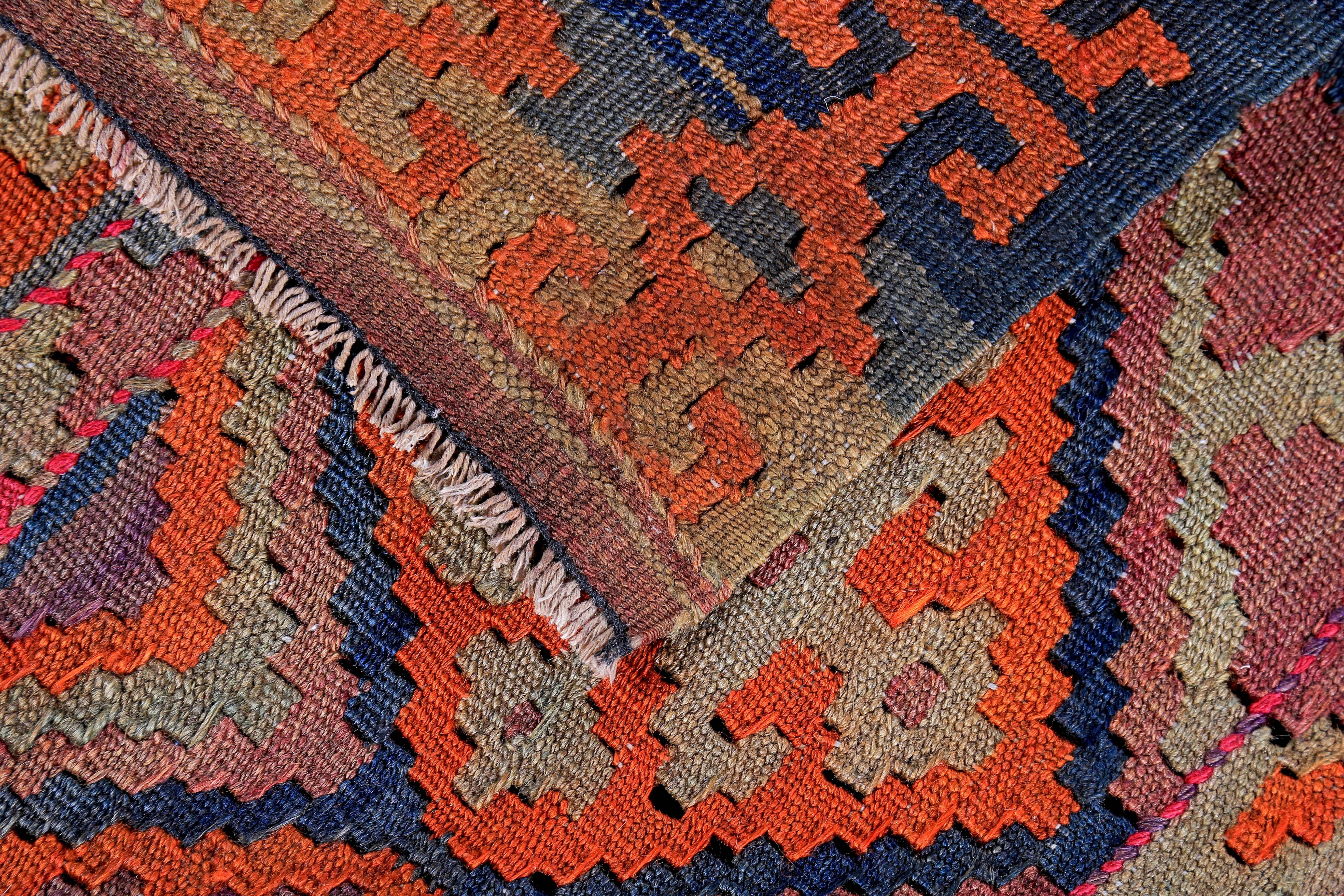 XXI secolo e contemporaneo Rug & Kilim turco con diamanti tribali arancioni, blu, rossi e rosa in vendita