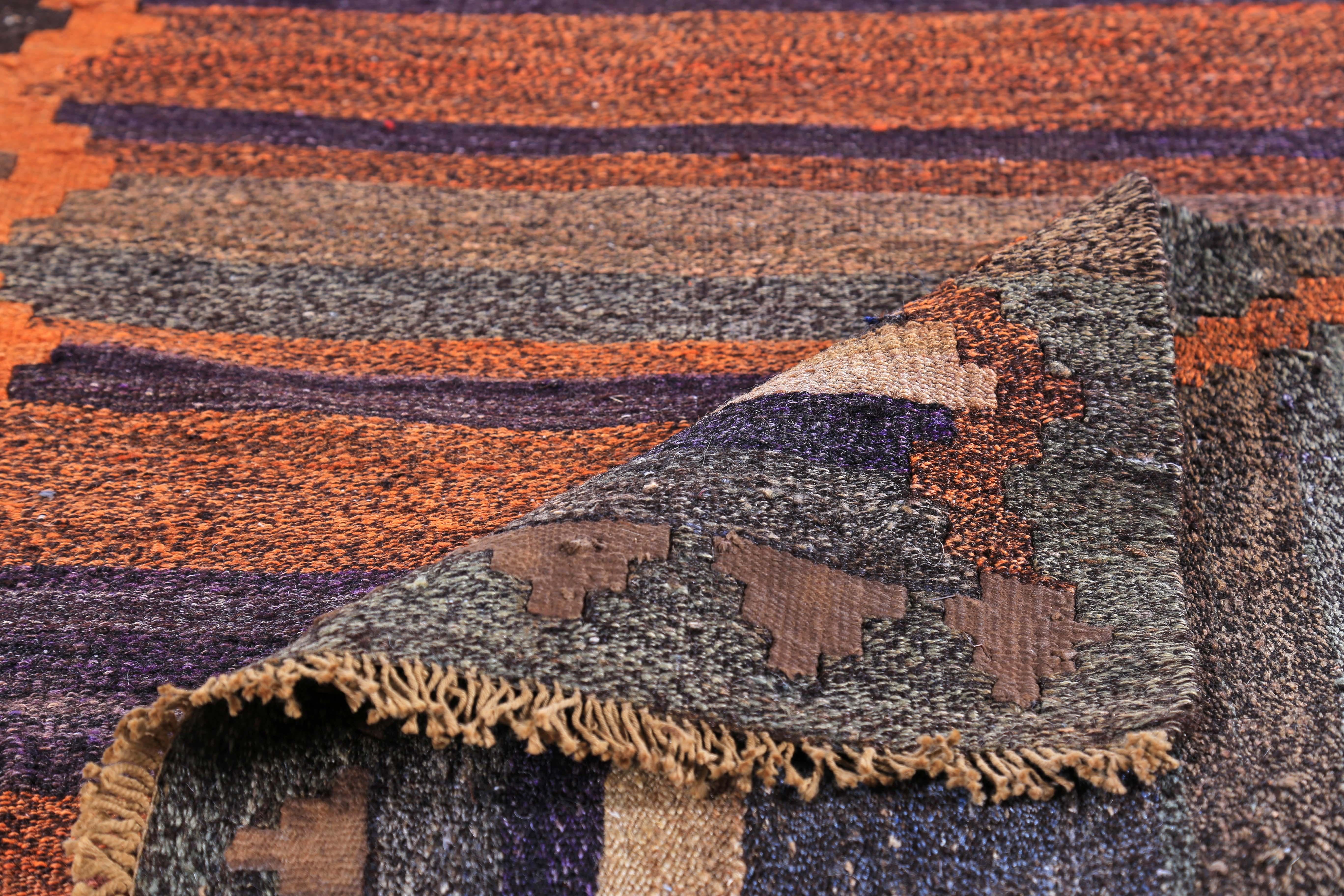 Türkischer Kelim-Läufer mit orangefarbenen, marineblauen und roten Streifen und Stammesmuster (Wolle) im Angebot