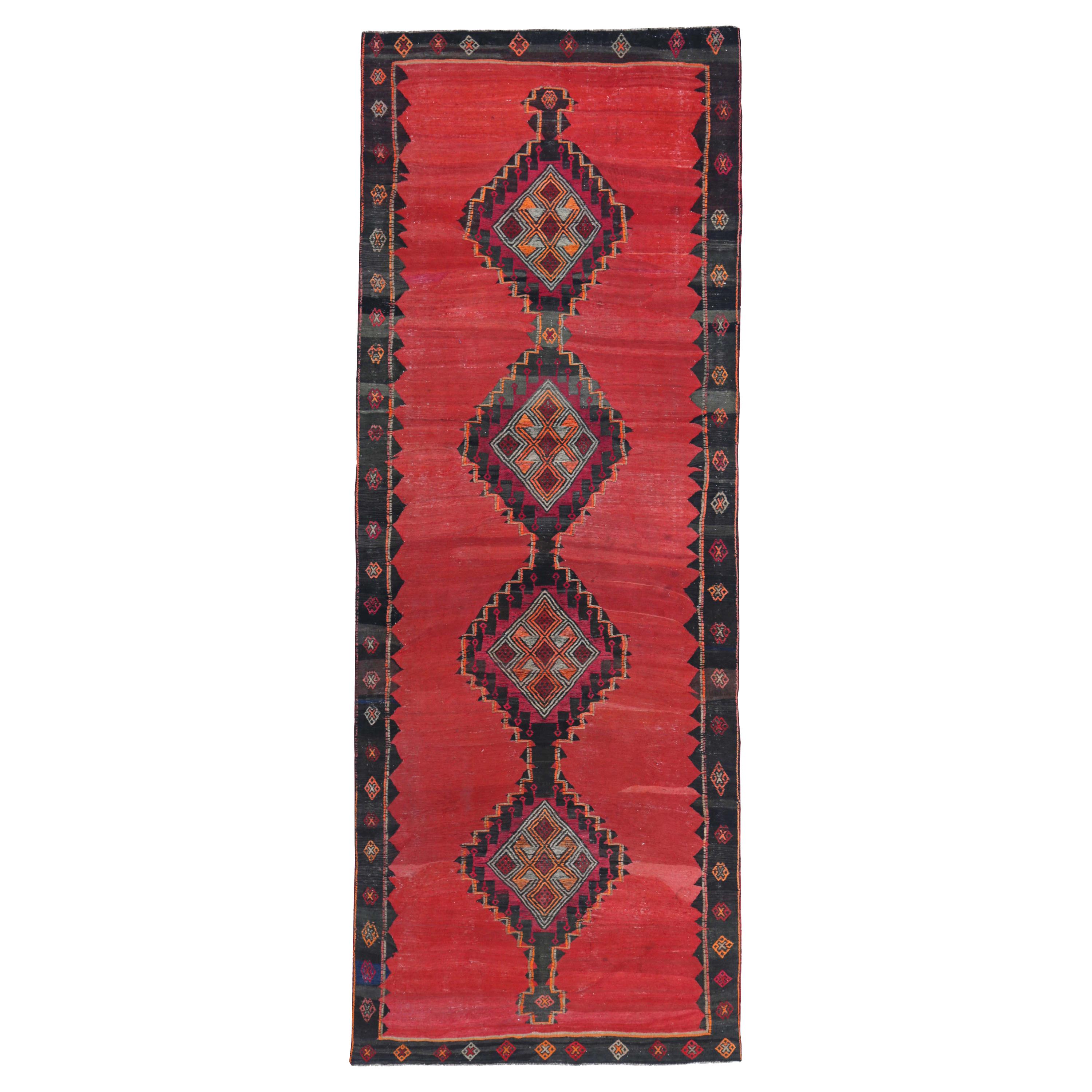 Tapis de couloir Kilim turc à motif de diamants rouges, noirs et orange en vente