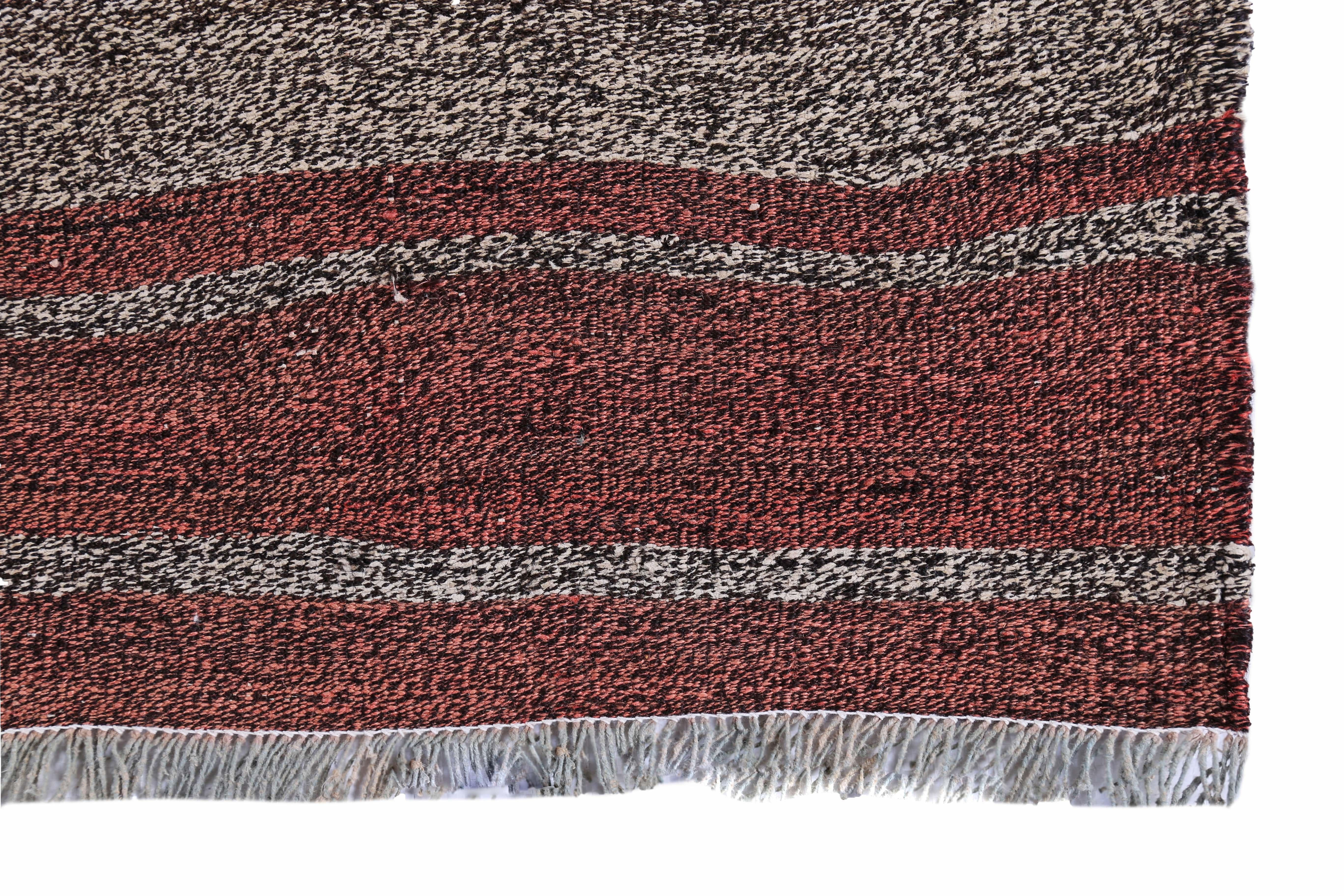Tissé à la main Tapis de course turc Kilim à motifs de rayures rouges, grises et Brown en vente