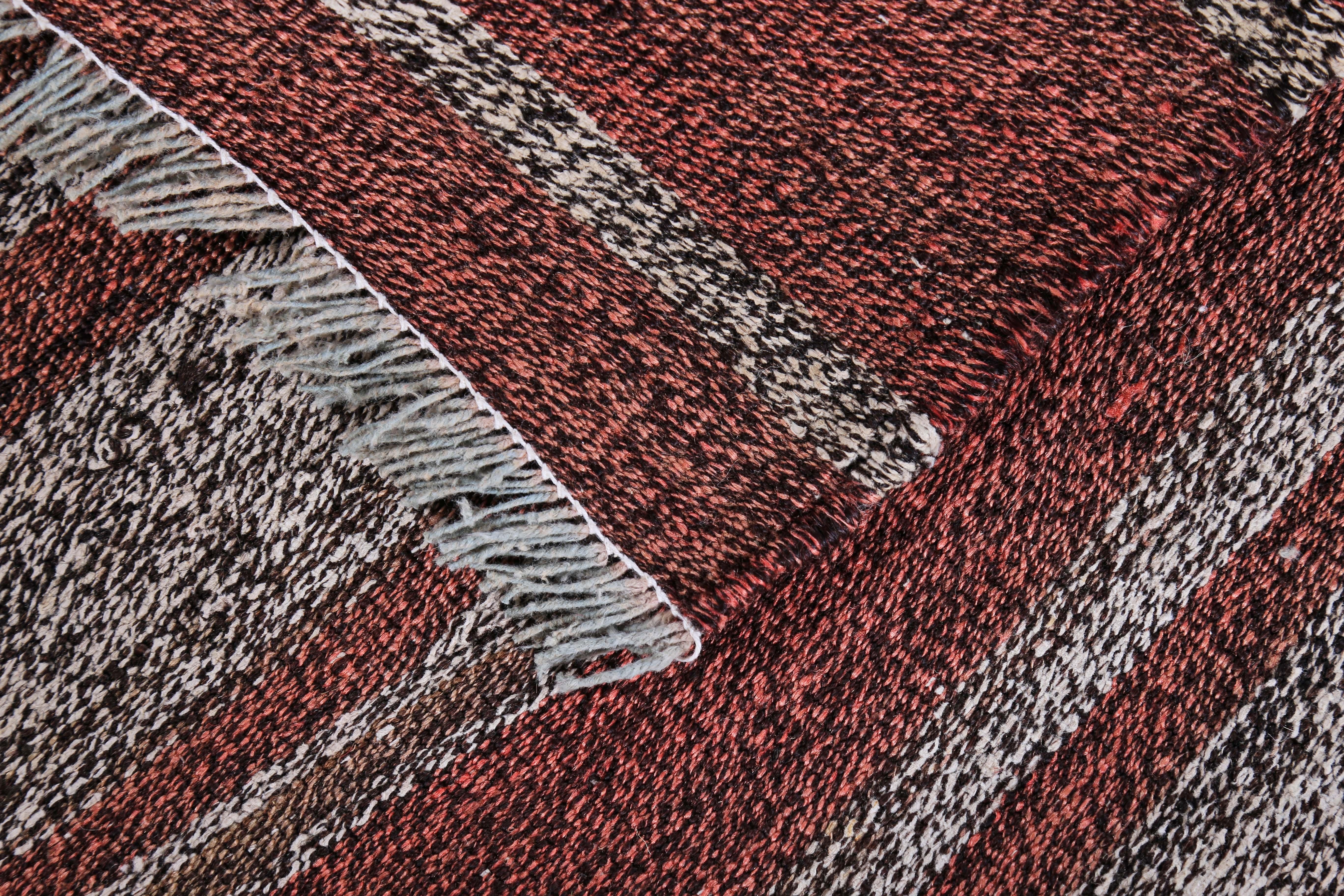 XXIe siècle et contemporain Tapis de course turc Kilim à motifs de rayures rouges, grises et Brown en vente